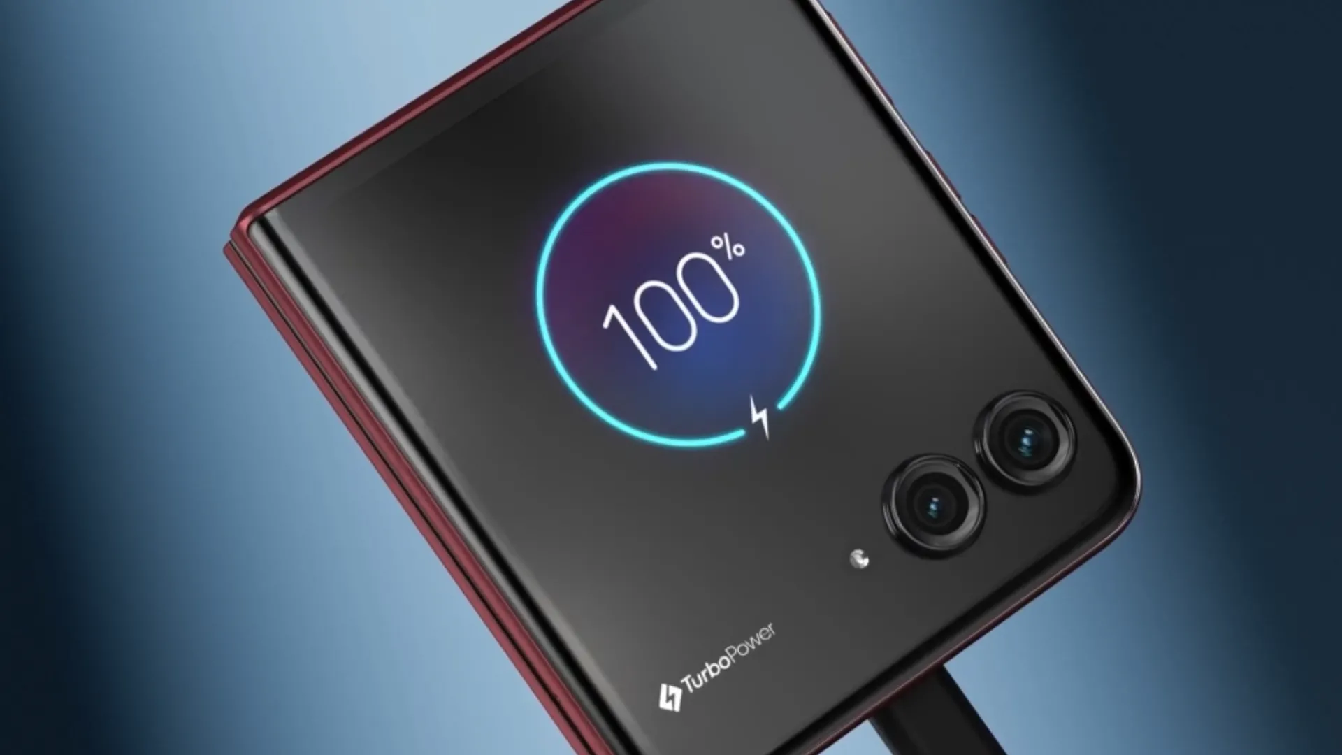 Moto Razr 60 Ultra đang sạc có dây, hiển thị 100% pin trên màn hình phụ.