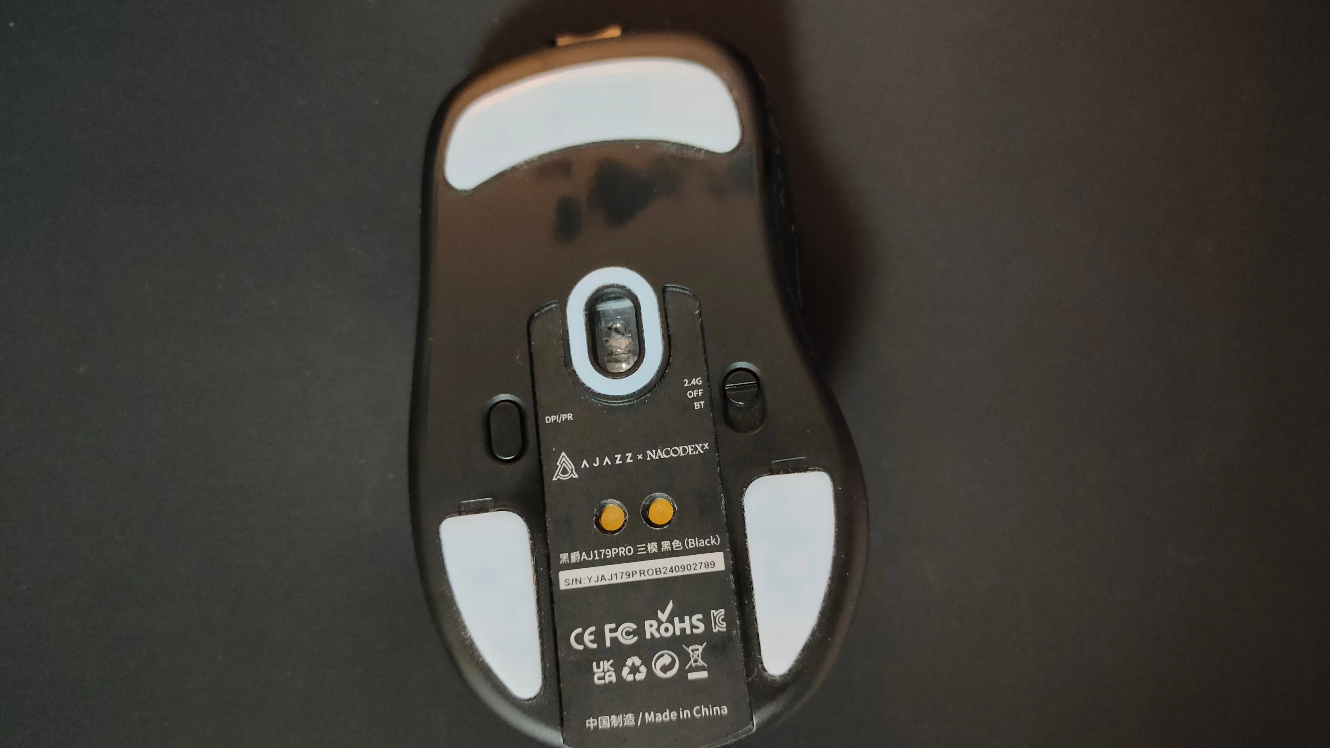 Mouse skates và mặt dưới của chuột gaming Ajazz AJ179 Pro sau khi đã thay thế hoàn chỉnh, thể hiện sự mượt mà và liền mạch.