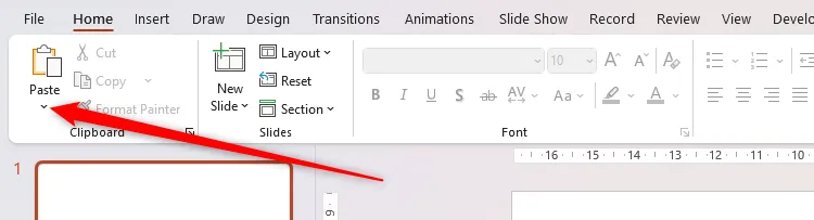 Mũi tên thả xuống của nút &quot;Paste&quot; trong Microsoft PowerPoint, cho phép người dùng chọn các tùy chọn dán đặc biệt, bao gồm cả việc liên kết biểu đồ Excel.