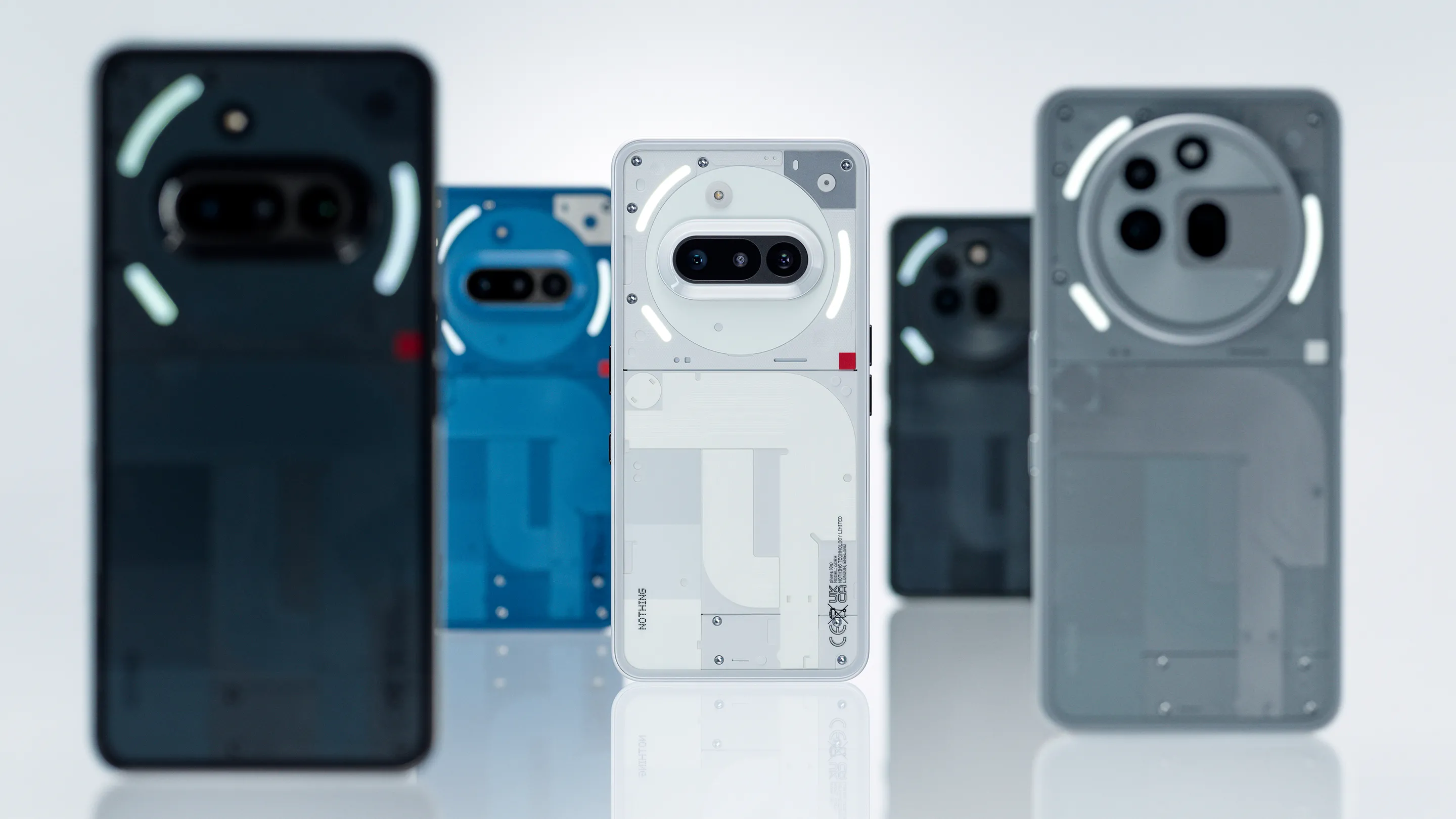 Ngoại hình mặt lưng trong suốt và các chi tiết nội thất bên trong Nothing Phone (3a) màu trắng, thể hiện phong cách thiết kế độc đáo của dòng điện thoại Nothing.