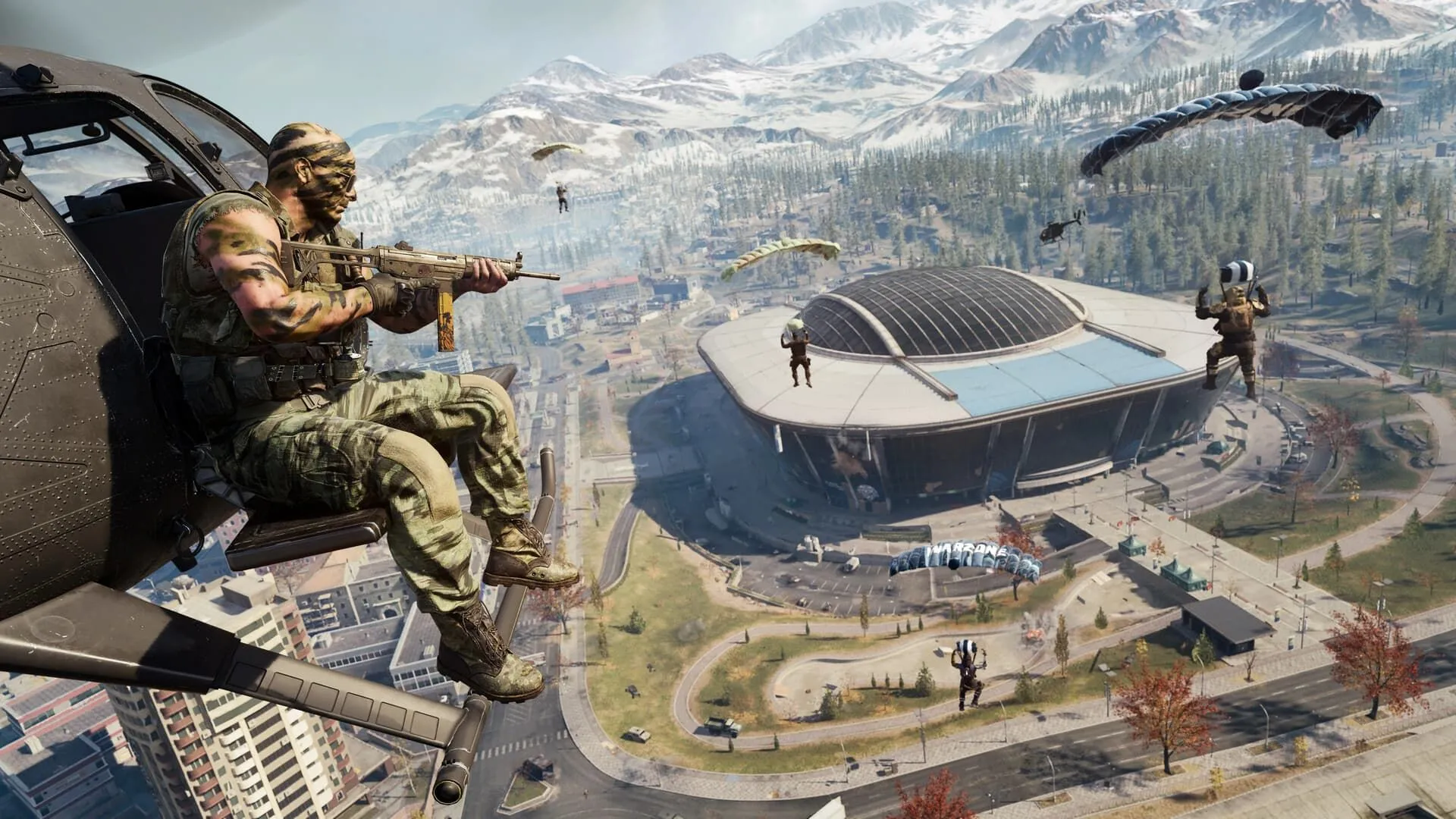 Người chơi Call of Duty Warzone trên trực thăng quan sát đối thủ, tận dụng proximity chat để chiến thuật.