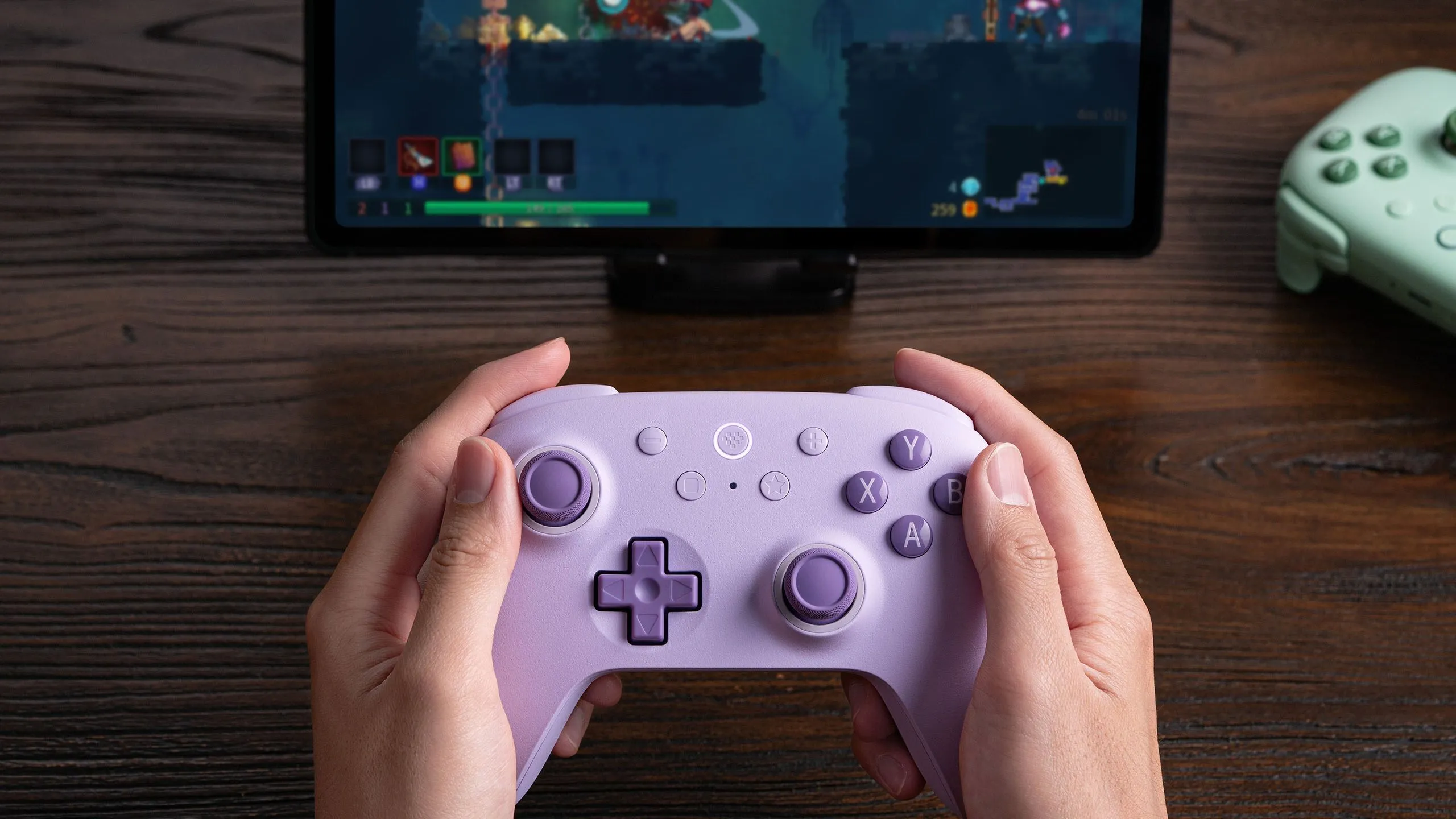 Người chơi game Dead Cells bằng tay cầm 8BitDo Ultimate 2C Wireless trên tablet