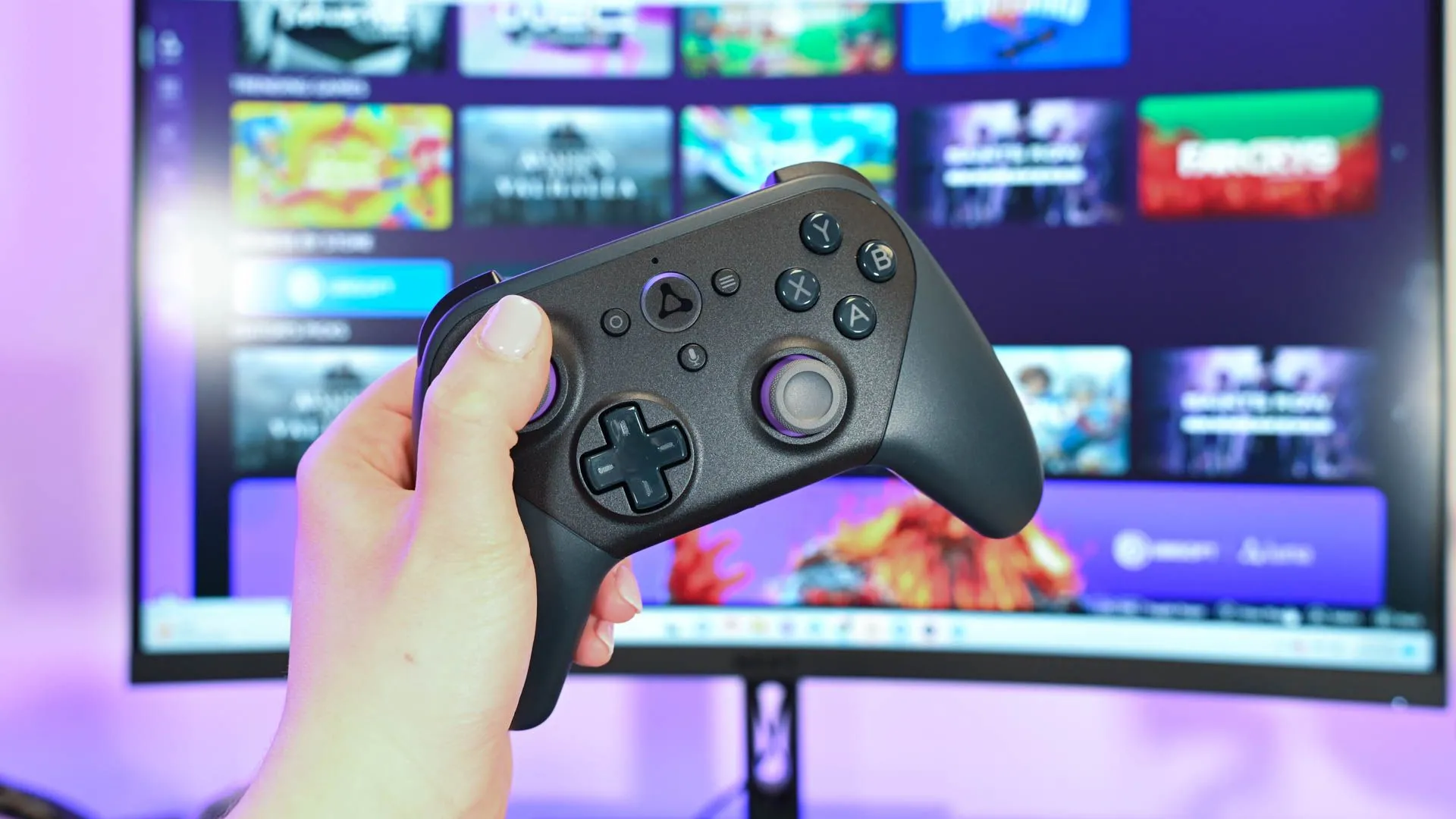 Người dùng cầm bộ điều khiển Amazon Luna, minh họa nỗ lực của Amazon trong thị trường game đám mây