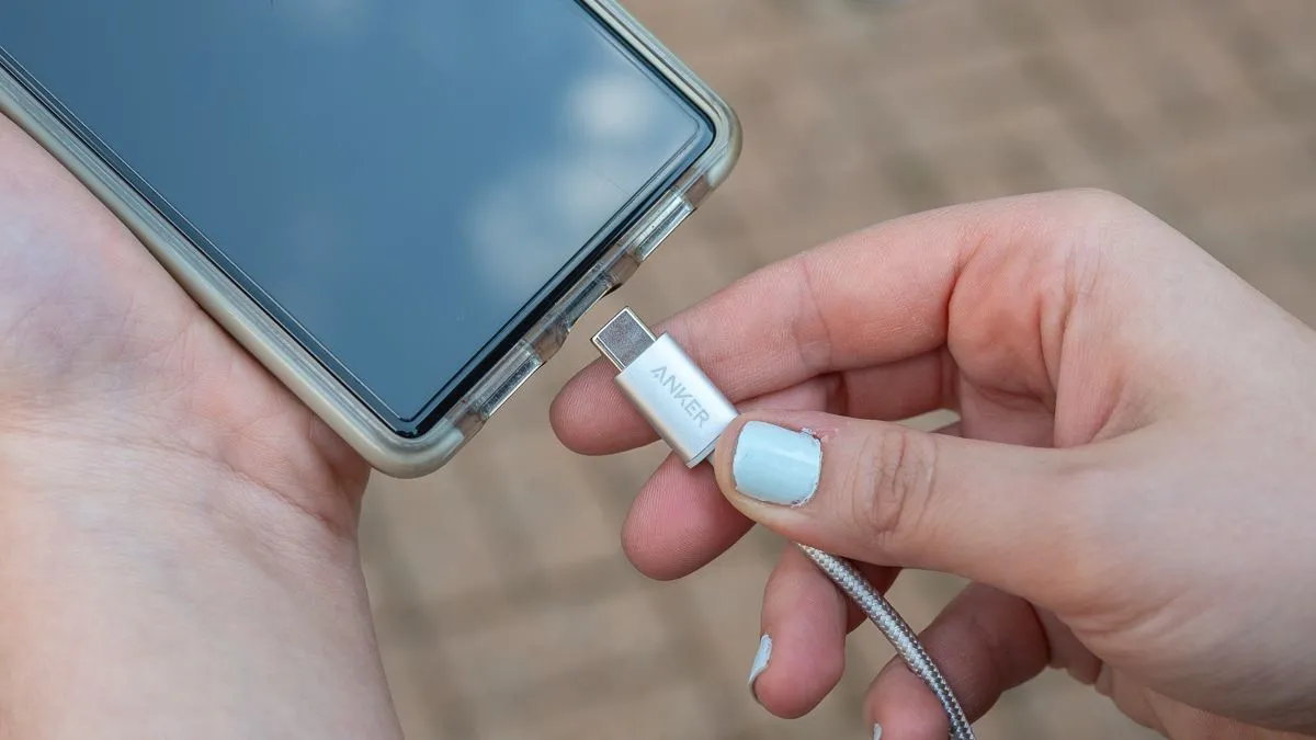 Người dùng cắm cáp USB-C Anker New Nylon vào điện thoại, nhấn mạnh sự tiện lợi và phổ quát của chuẩn kết nối USB-C.