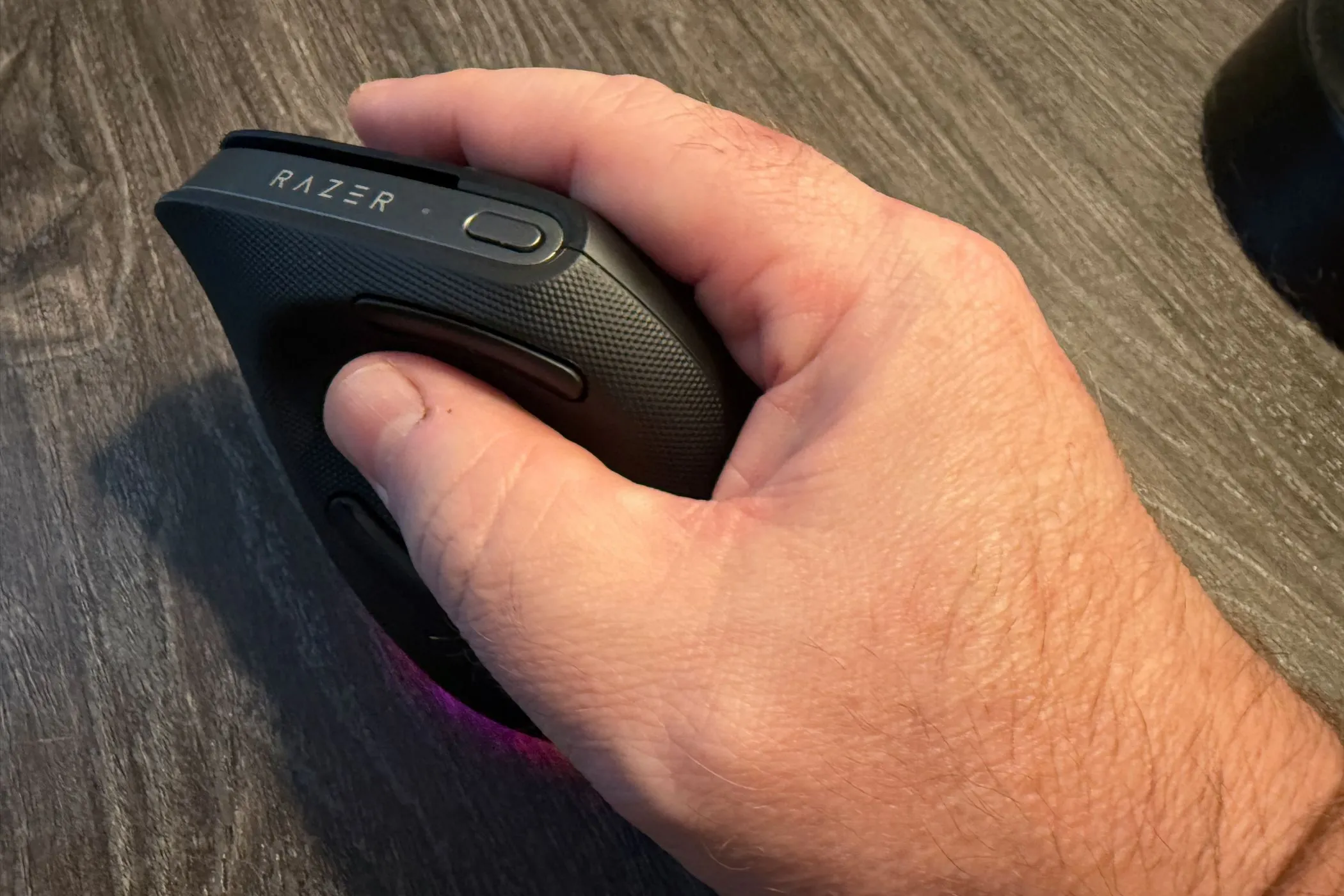 Người dùng cầm chuột Razer Pro Click V2 Vertical Edition ở tư thế bắt tay, thể hiện kích thước lớn của chuột công thái học