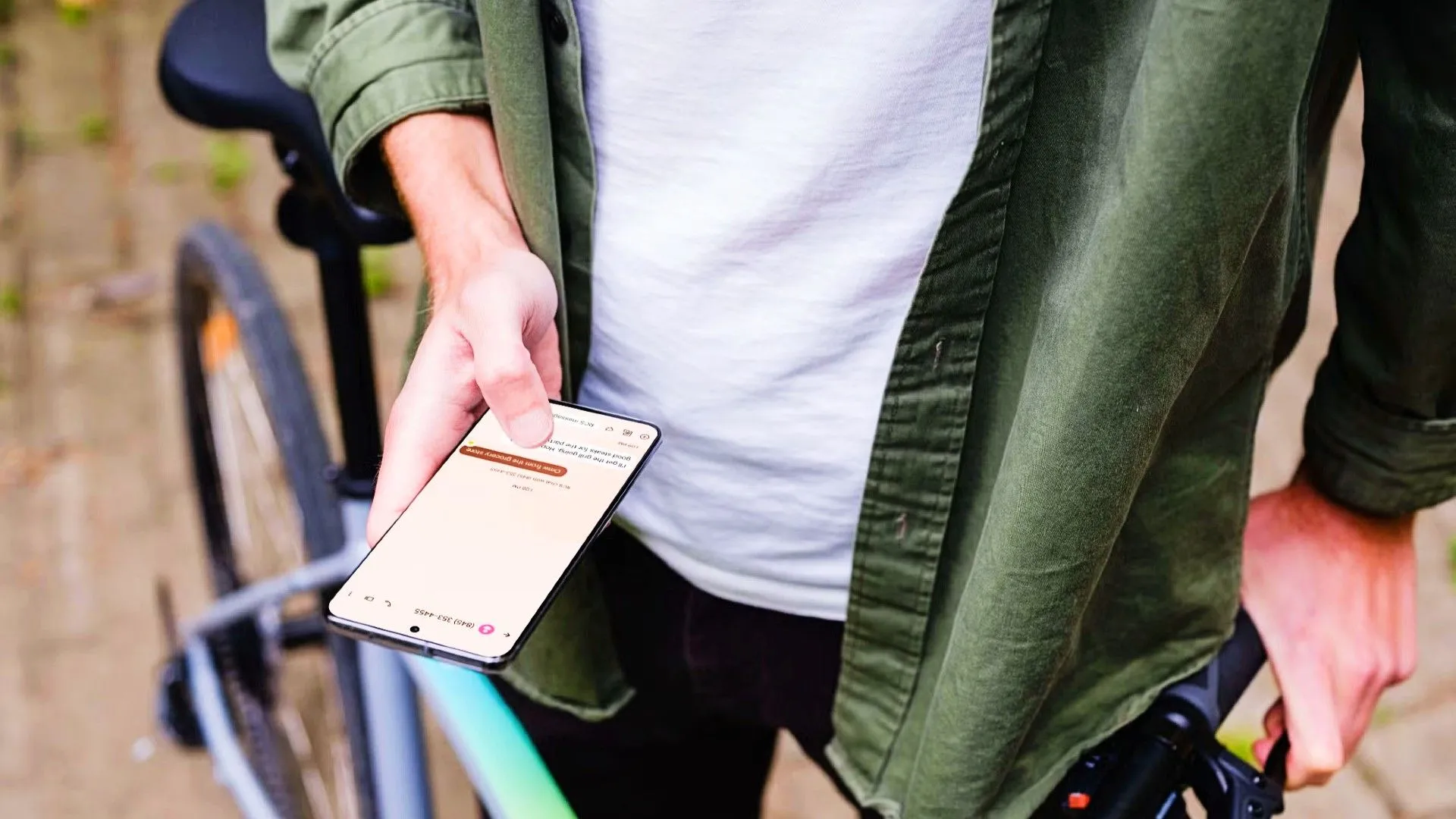 Người dùng cầm điện thoại Android, minh họa việc sử dụng tính năng Chạm nhanh (Quick Tap) để kích hoạt các phím tắt tùy chỉnh.