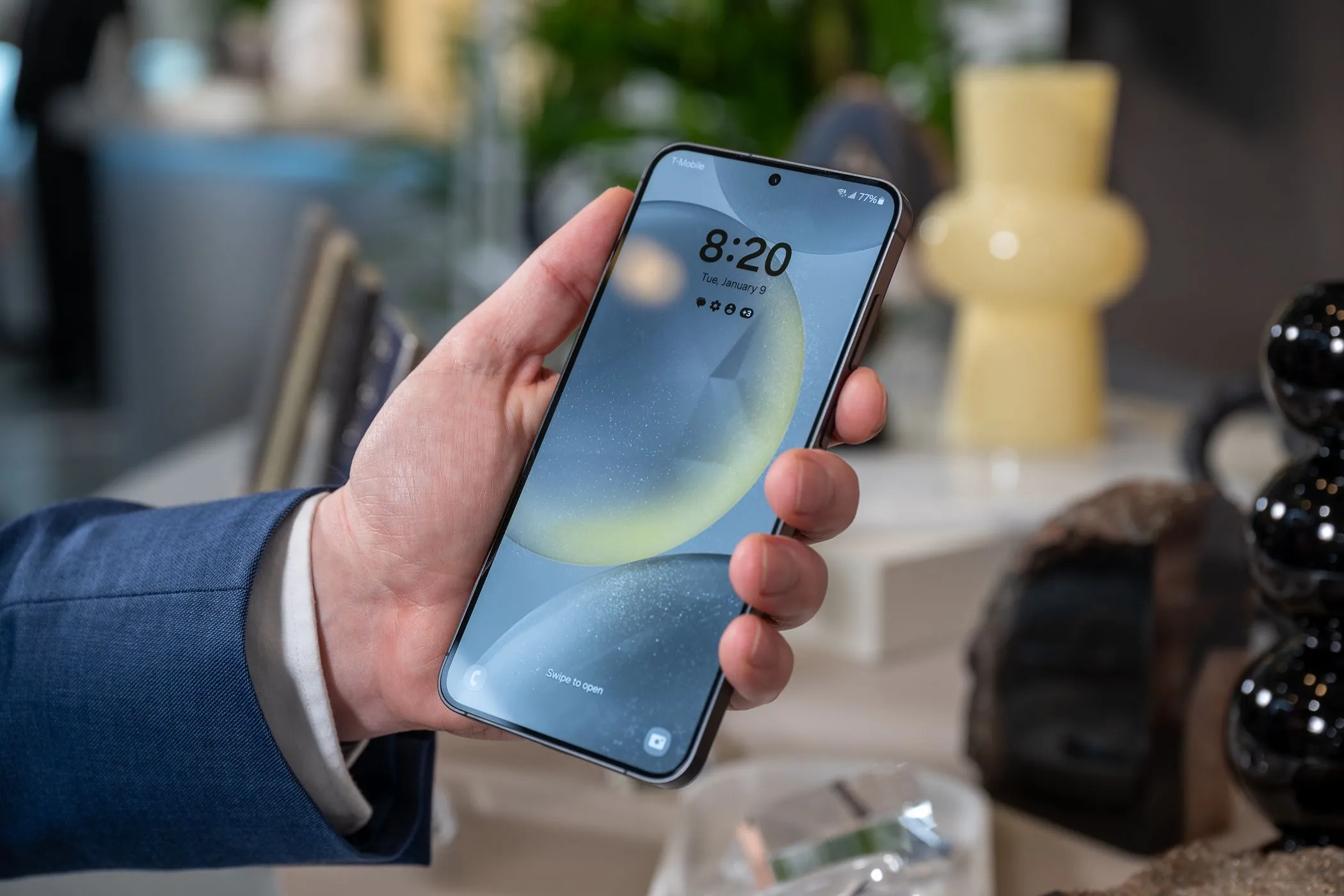 Người dùng cầm điện thoại Samsung Galaxy S24+ hiển thị màn hình khóa, minh họa chất lượng hiển thị của tấm nền Dynamic AMOLED 2X.