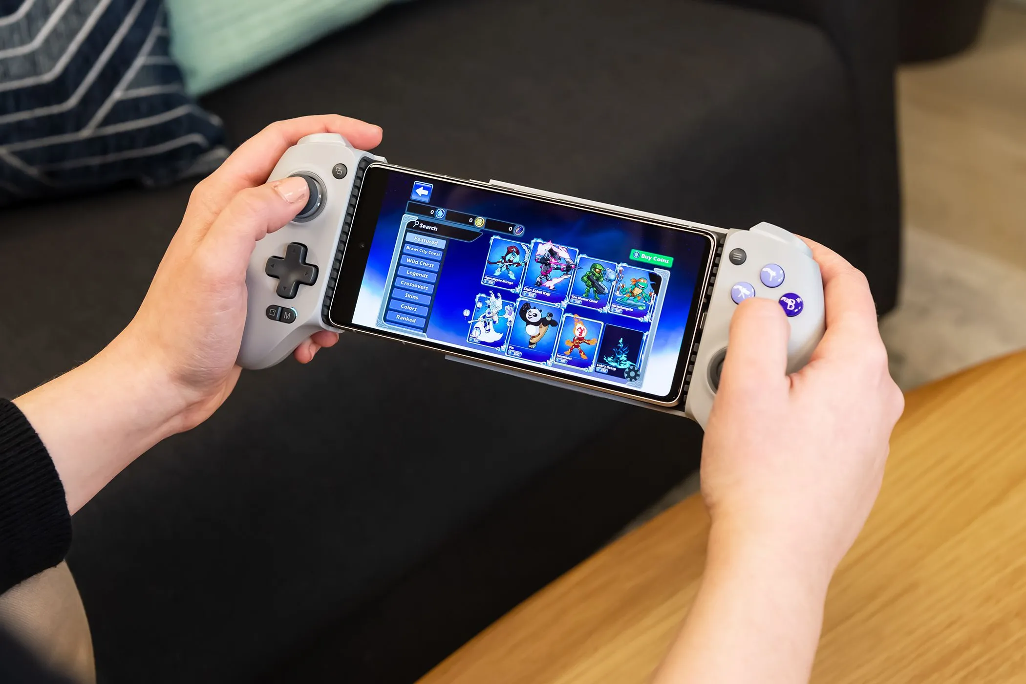 Người dùng cầm GameSir G8 Galileo chơi game trên điện thoại Android