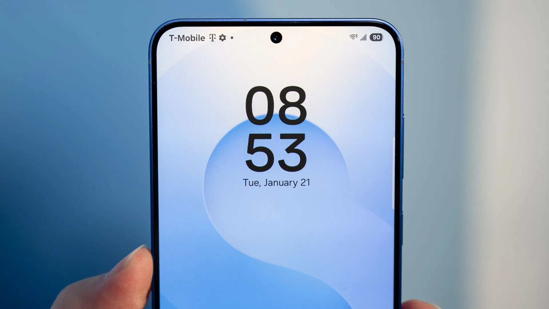 Người dùng cầm Samsung Galaxy S25, tập trung vào màn hình và camera trước, thể hiện trải nghiệm sử dụng pin hàng ngày của thiết bị.