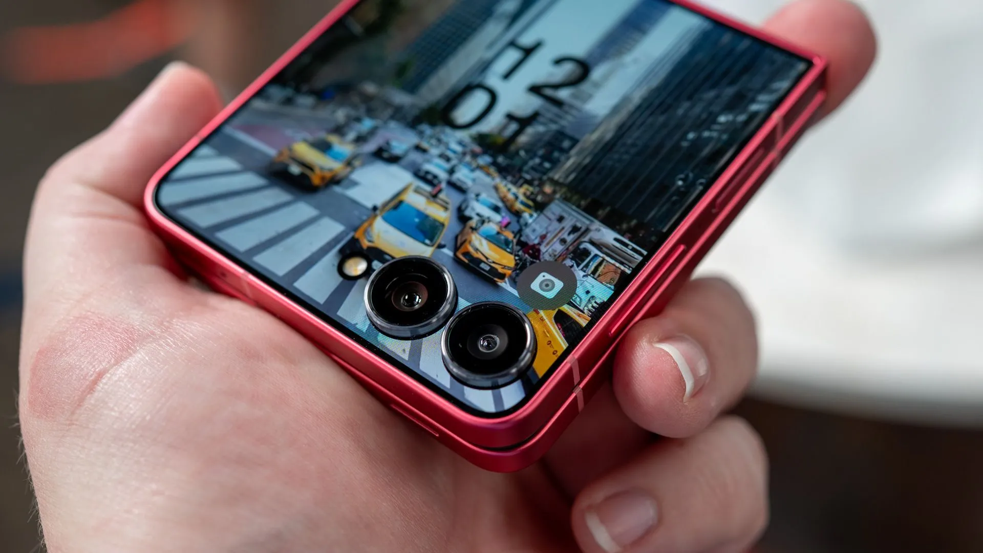 Người dùng cầm Samsung Galaxy Z Flip 7, hiển thị cụm camera kép phía sau với cảm biến chính 50MP
