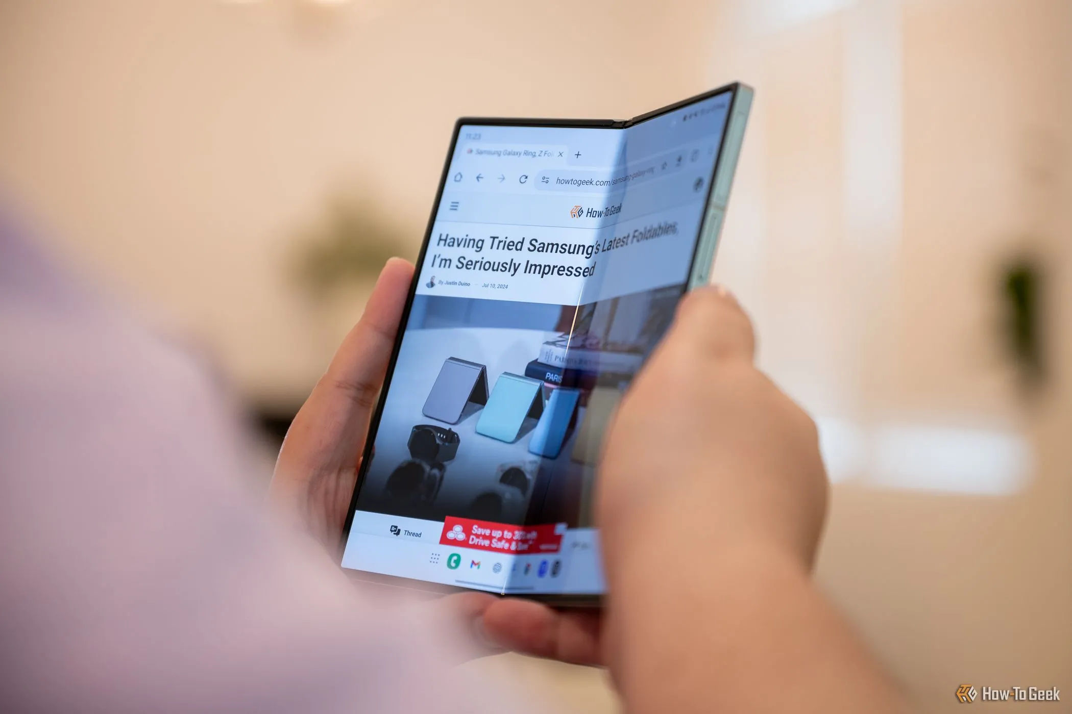 Người dùng cầm Samsung Galaxy Z Fold 6 mở nhẹ, thể hiện tính linh hoạt và trải nghiệm độc đáo của điện thoại gập