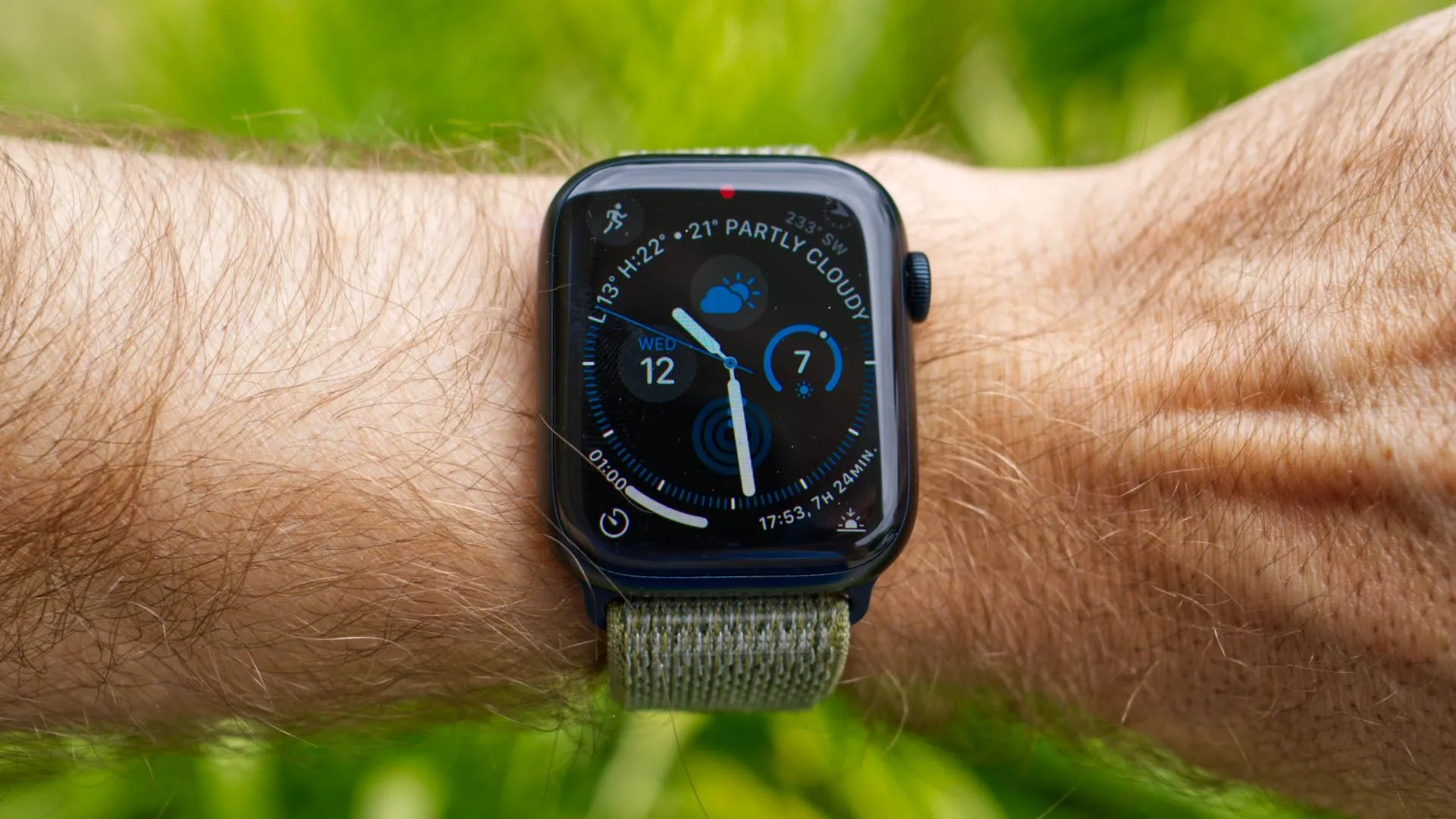 Người dùng đeo Apple Watch Series 8, thiết bị hỗ trợ theo dõi bài tập và nhịp tim.