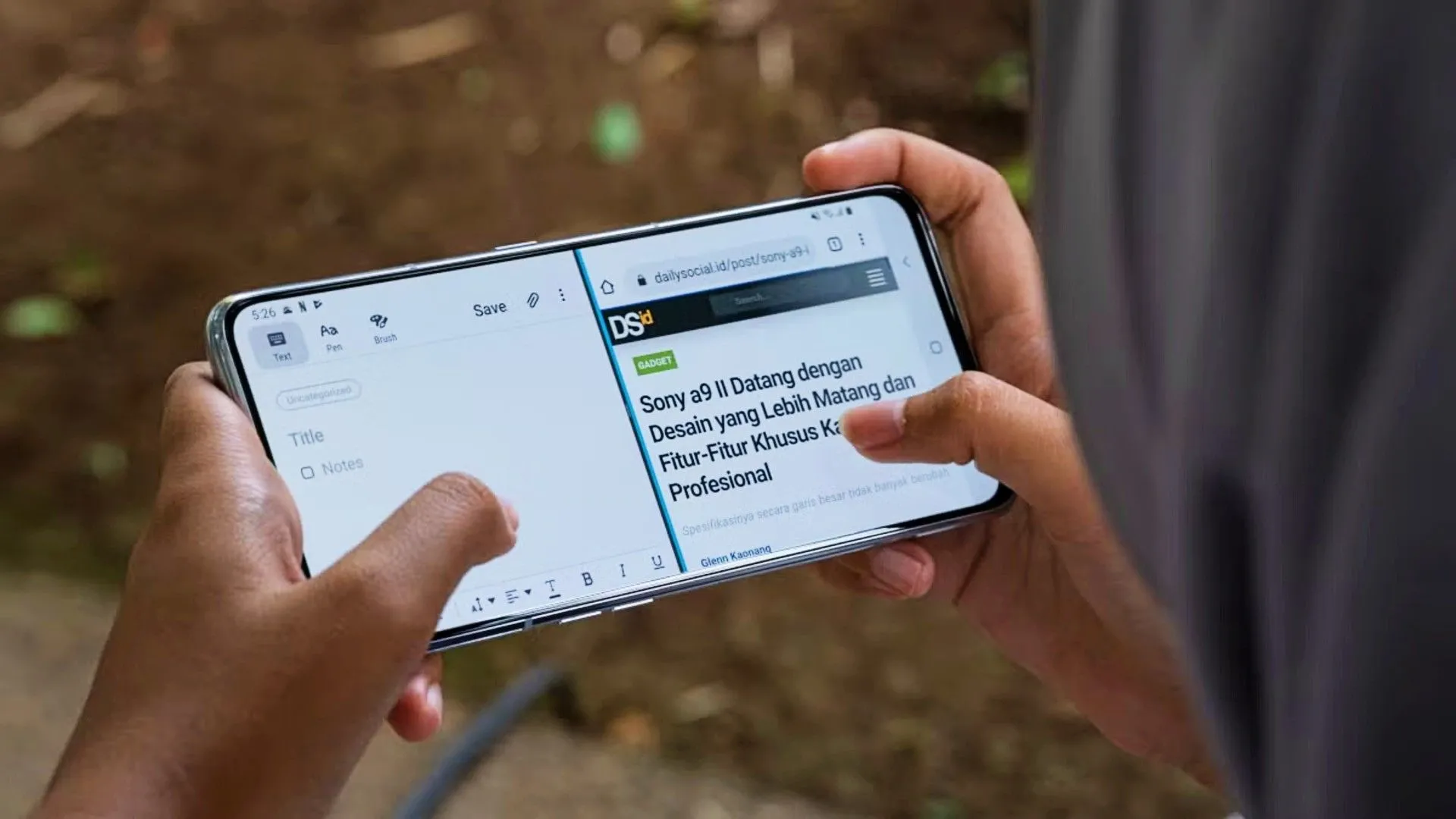Người dùng thao tác đa nhiệm chia đôi màn hình trên điện thoại Android, minh họa việc sử dụng hai ứng dụng cùng lúc.