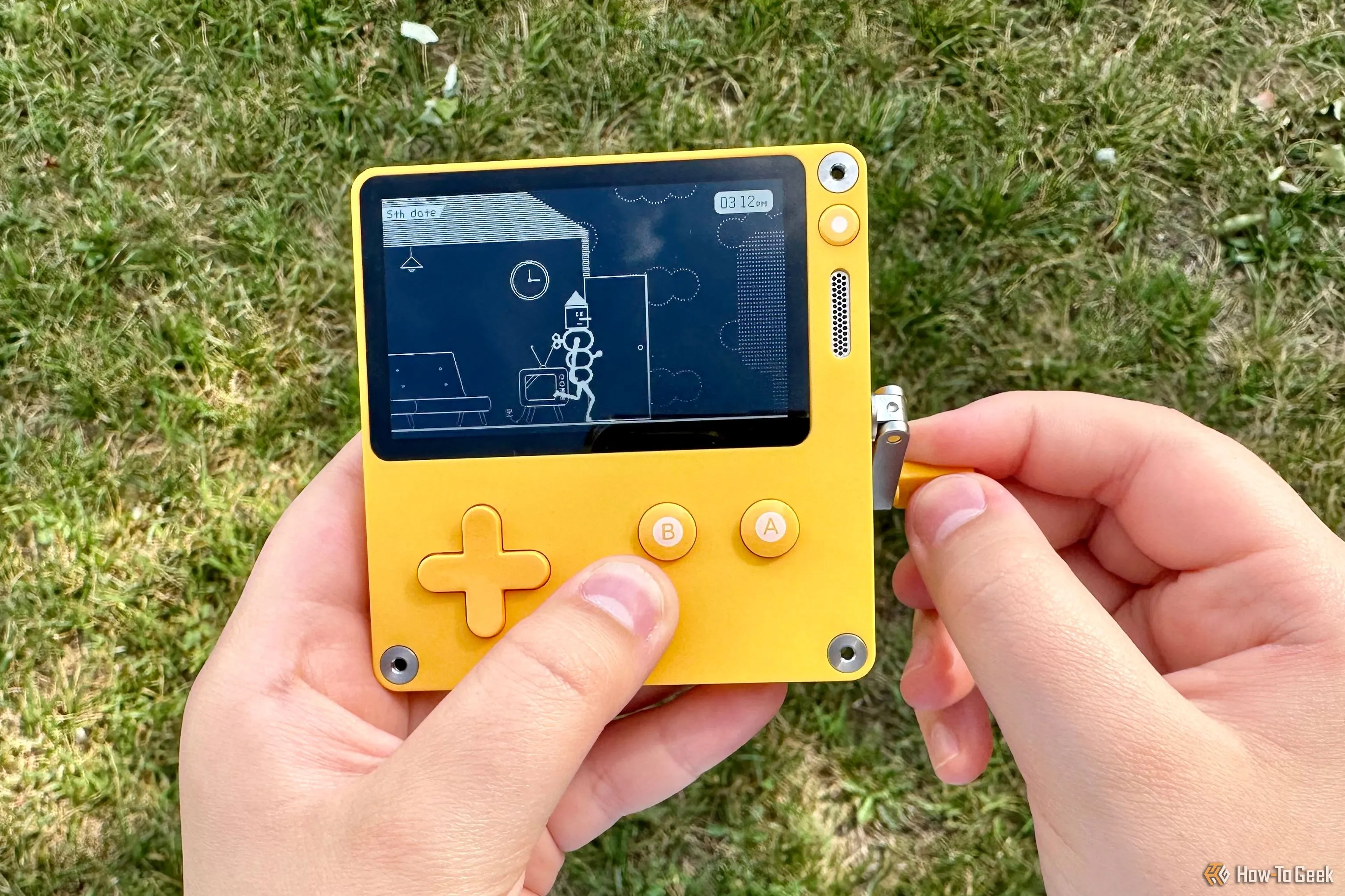 Người dùng trải nghiệm chơi game trên Playdate, tận dụng tay quay độc đáo của thiết bị.