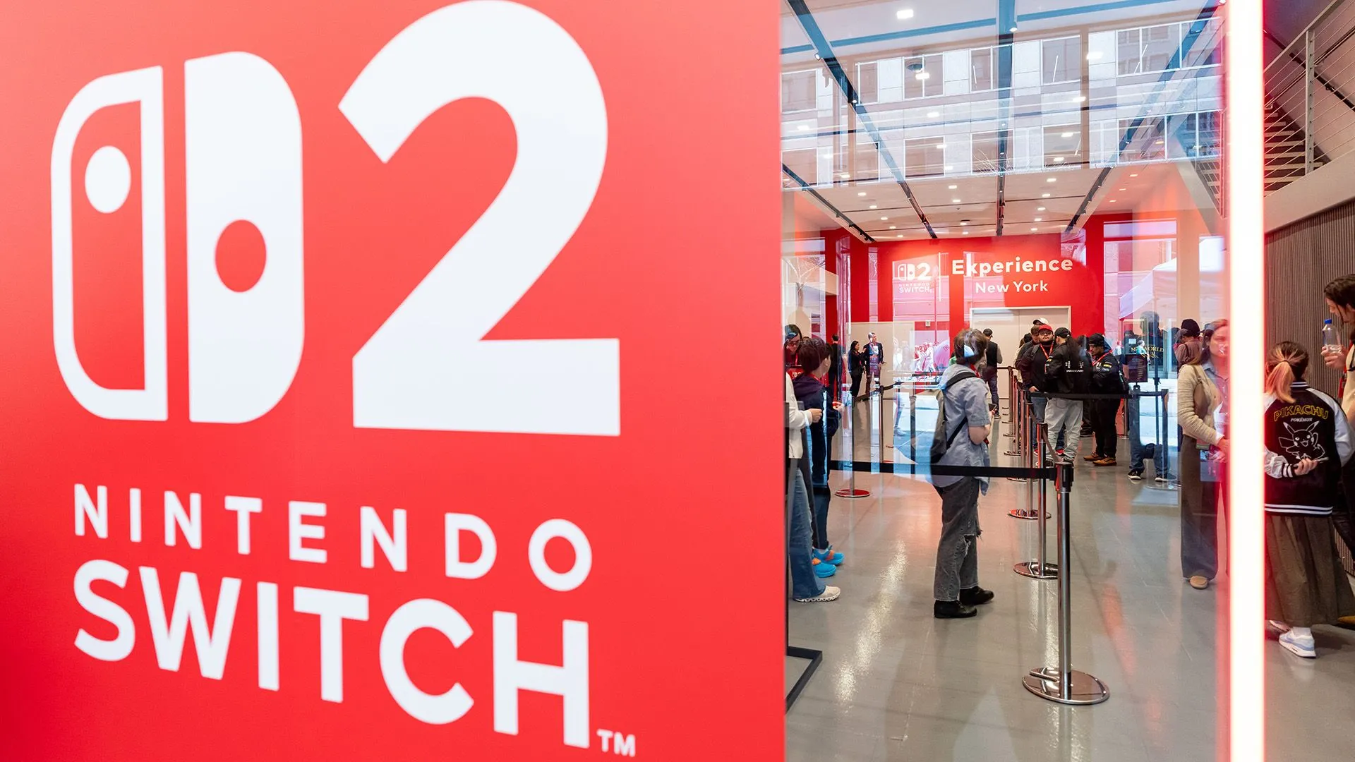 Người hâm mộ trải nghiệm Nintendo Switch 2 tại sự kiện ra mắt ở New York City, chuẩn bị cho đợt mở bán mới