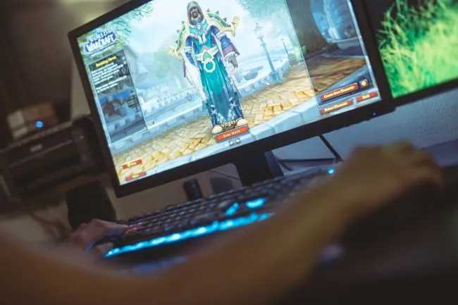Người phụ nữ chơi World of Warcraft trên máy tính, một ví dụ về thế giới ảo trong game được dùng để nghiên cứu hành vi con người.