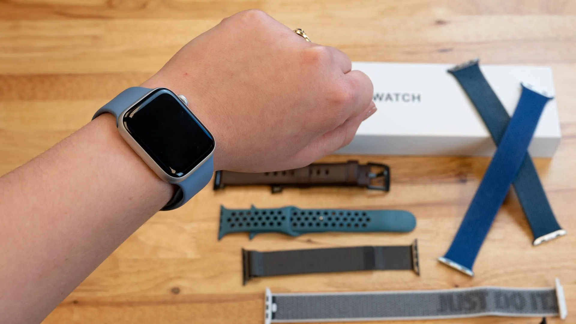 Nhiều mẫu dây đeo Apple Watch đa dạng được trưng bày tại cửa hàng Apple.