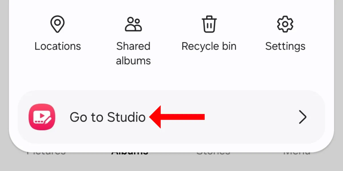 Nút Chuyển đến Studio trong menu hamburger của ứng dụng Thư viện Galaxy S25.