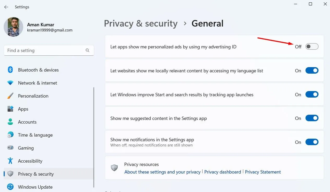 Nút chuyển đổi &quot;Let apps show me personalized ads by using my advertising ID&quot; (Cho phép ứng dụng hiển thị quảng cáo cá nhân hóa) trong cài đặt Chung của Windows 11.