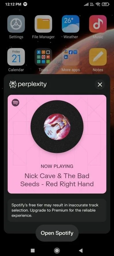 Perplexity AI đang phát nhạc qua Spotify, hiển thị tên bài hát và nghệ sĩ trên giao diện trợ lý ảo.