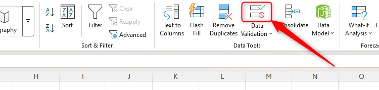 Phần trên của biểu tượng Data Validation trong Excel được chọn.