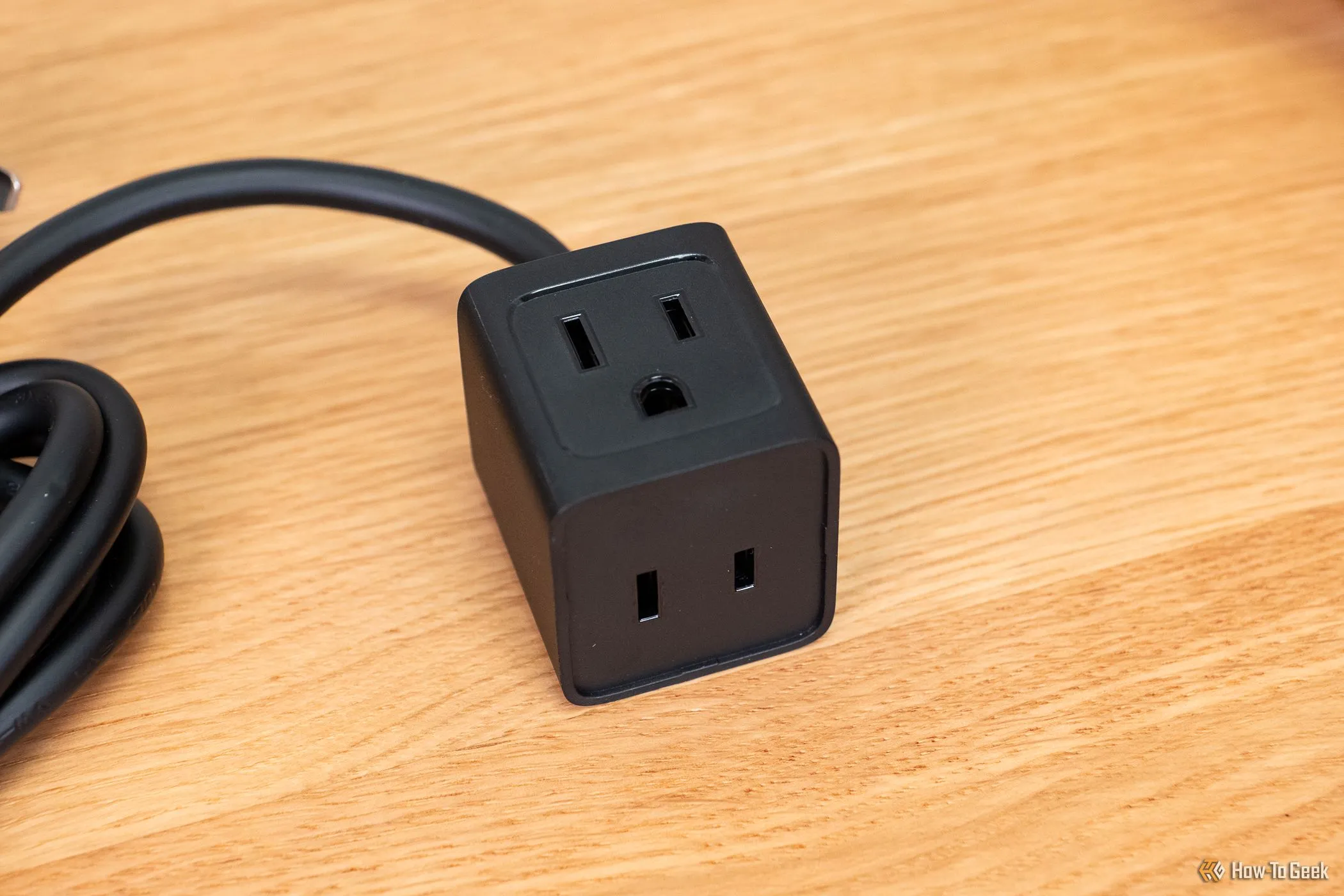 Phần trên của ổ cắm điện đa năng Baseus PowerCombo Mini 5-trong-1 67W trên bàn