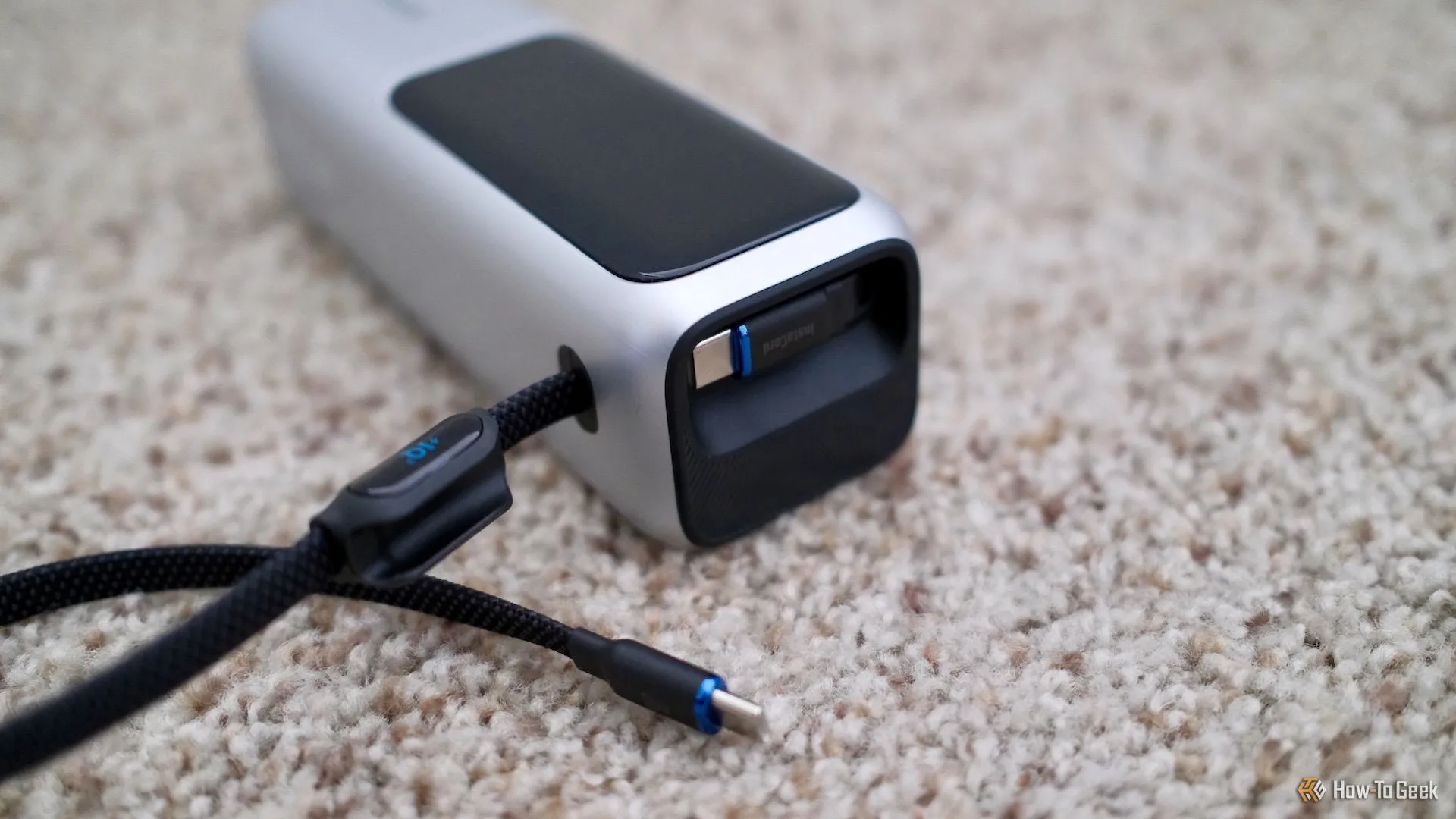Pin sạc dự phòng Anker 25K hiển thị hai cáp sạc USB-C tích hợp, bao gồm một cáp rút gọn và một cáp dây đeo