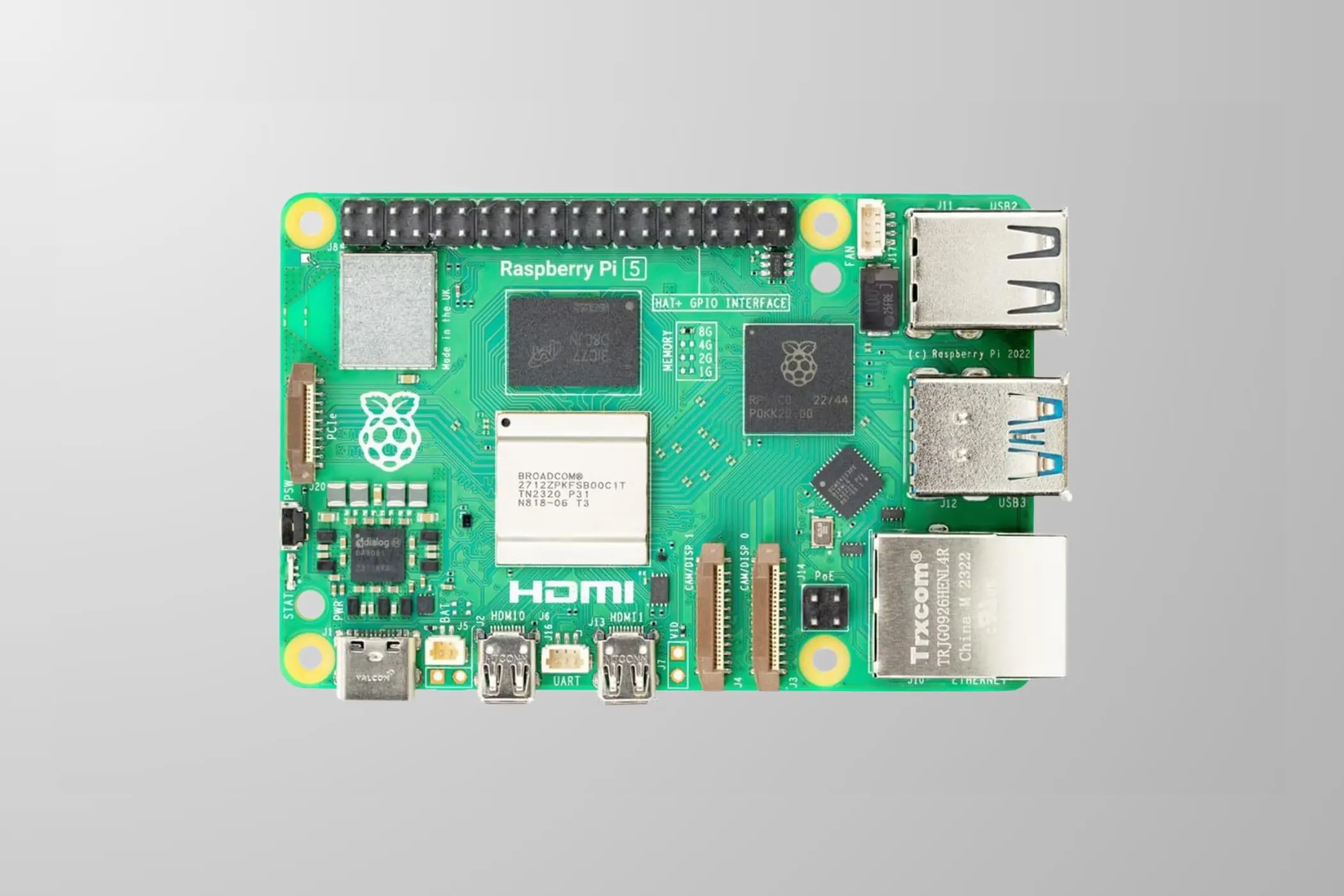 Raspberry Pi 5 thế hệ mới trên nền xám, với CPU Broadcom BCM2712 mạnh mẽ.