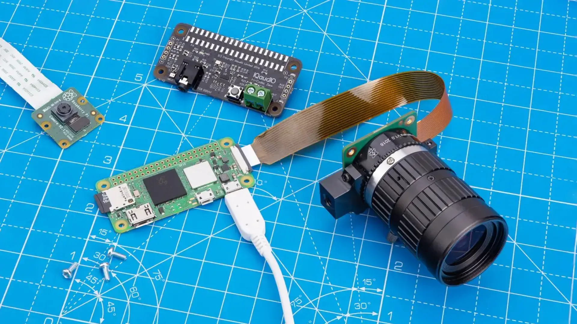 Raspberry Pi Zero 2 W nhỏ gọn đang cấp nguồn cho một dự án camera DIY, minh họa khả năng ứng dụng thực tế.
