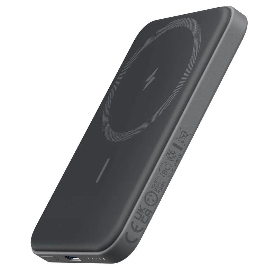 Sạc dự phòng từ tính Anker 321 PowerCore Magnetic 5K màu trắng đang gắn vào mặt lưng iPhone, minh họa khả năng sạc không dây tiện lợi và thiết kế nhỏ gọn. Sản phẩm là phụ kiện sạc MagSafe lý tưởng cho iPhone.