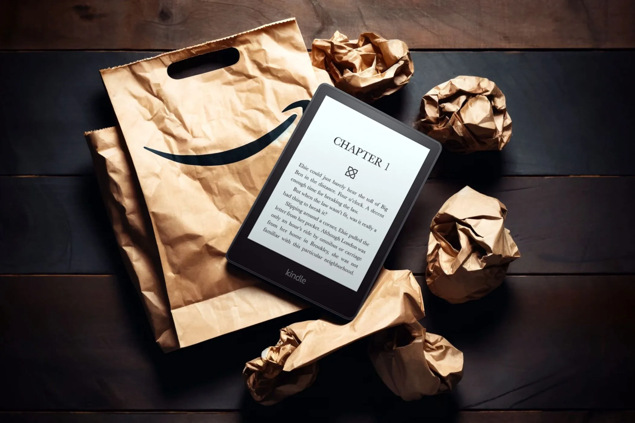 Sách điện tử Kindle Paperwhite thế hệ mới đặt trên túi mua sắm Amazon, biểu tượng của các ưu đãi công nghệ hấp dẫn.