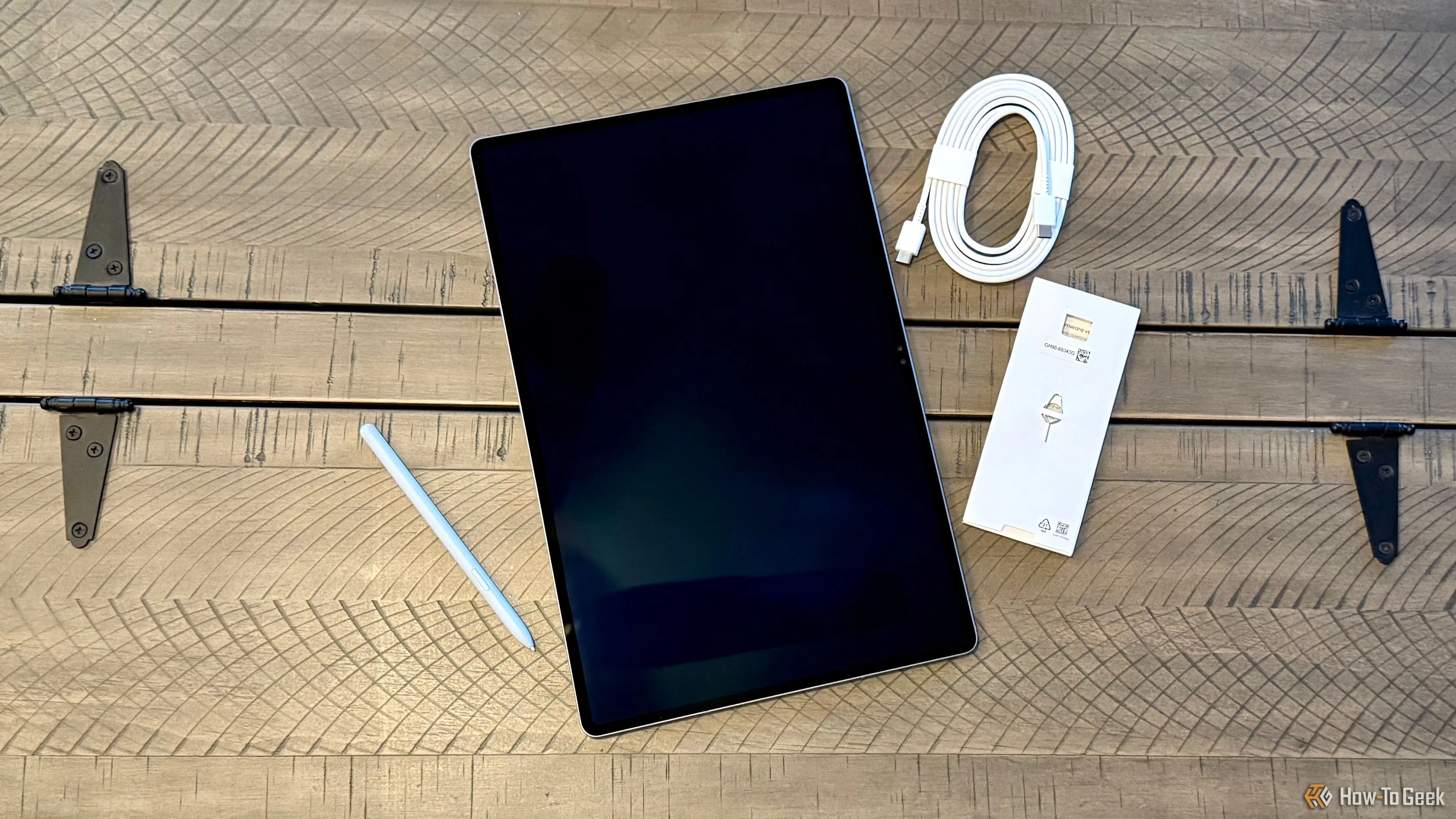 Samsung Galaxy Tab S10 Ultra cùng các phụ kiện chính hãng như bàn phím và S Pen, đặt trên bàn làm việc.