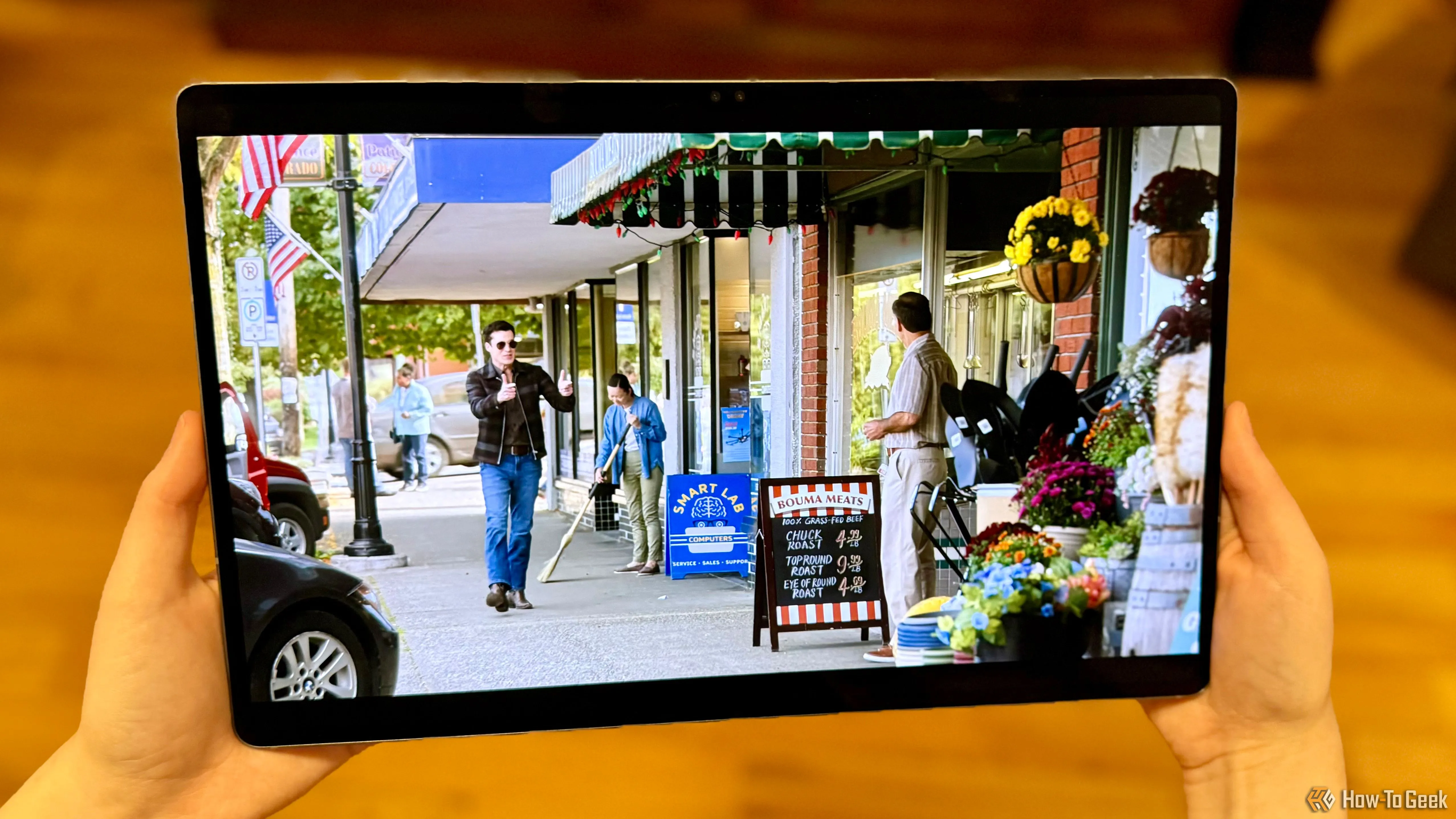 Samsung Galaxy Tab S10 Ultra hiển thị một cảnh phim từ Resident Alien trên Netflix, minh họa khả năng giải trí đa phương tiện vượt trội.