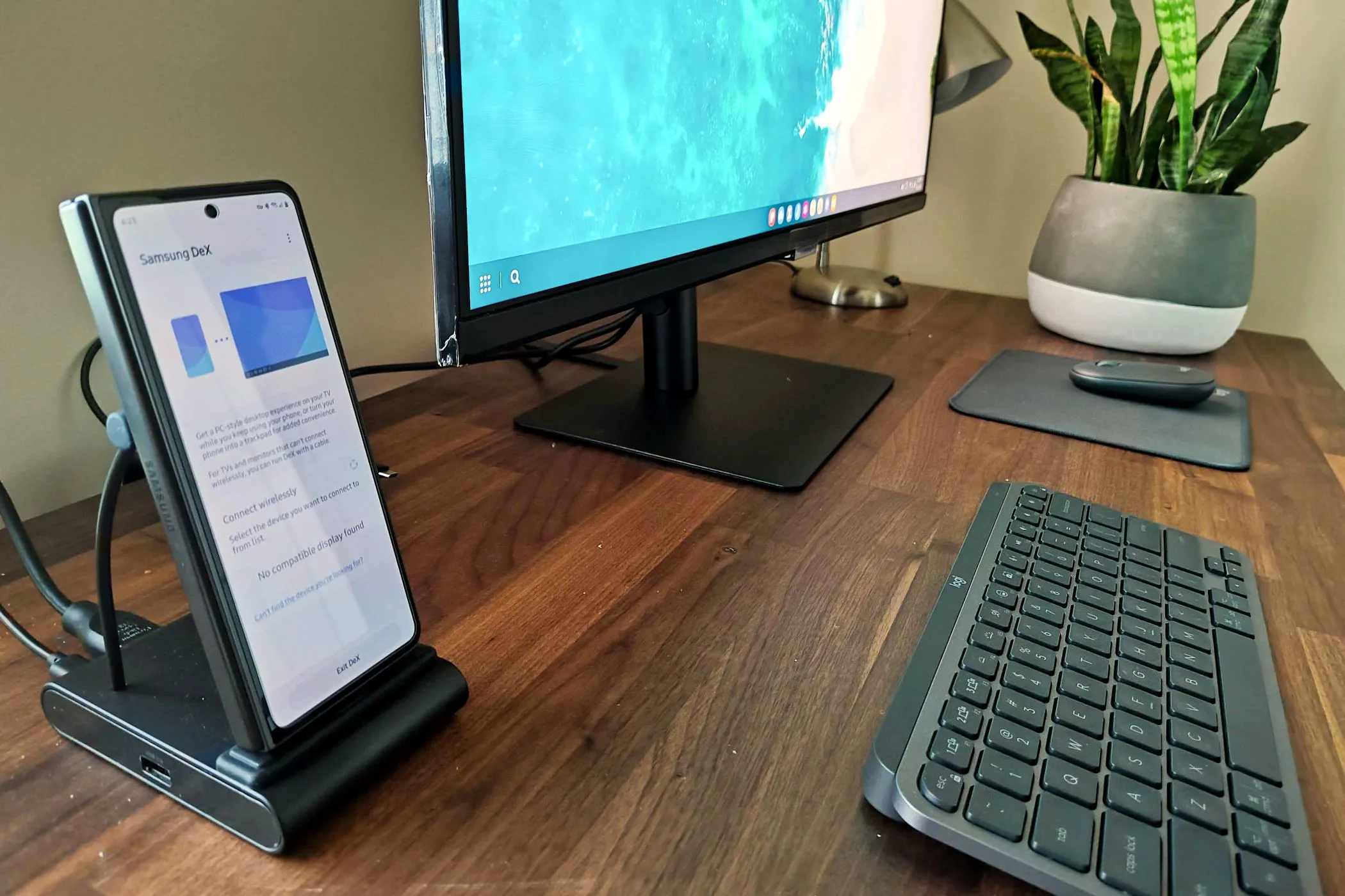 Samsung Galaxy Z Fold 5 đang kết nối với dock DeX, minh họa khả năng truy cập dữ liệu ngay cả khi màn hình hỏng.