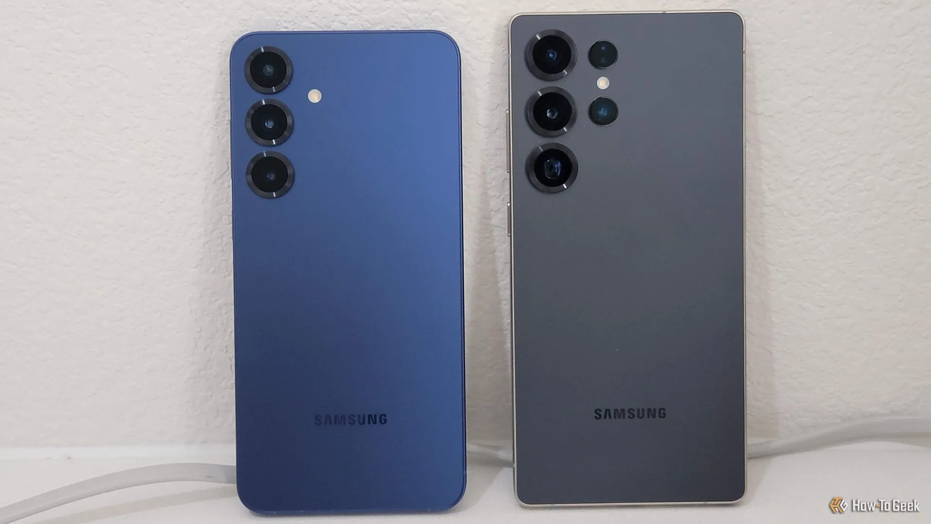 So sánh kích thước Galaxy S25 Plus (bên trái) và Galaxy S25 Ultra (bên phải), minh họa sự cân bằng về trải nghiệm cầm nắm.