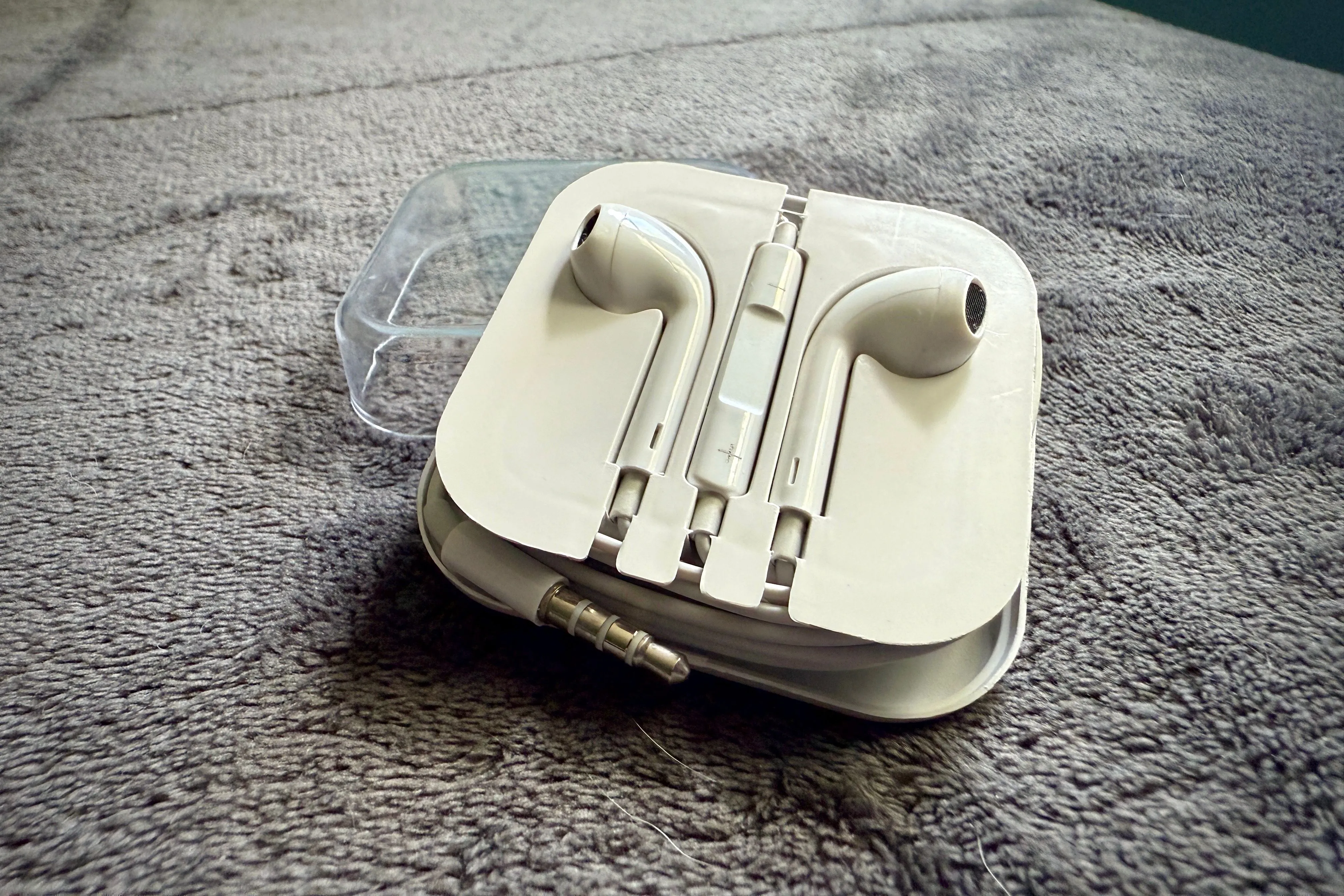 Tai nghe AirPods của Apple đang nằm trong hộp sạc nhỏ gọn, sẵn sàng cho trải nghiệm nghe nhạc không dây tiện lợi
