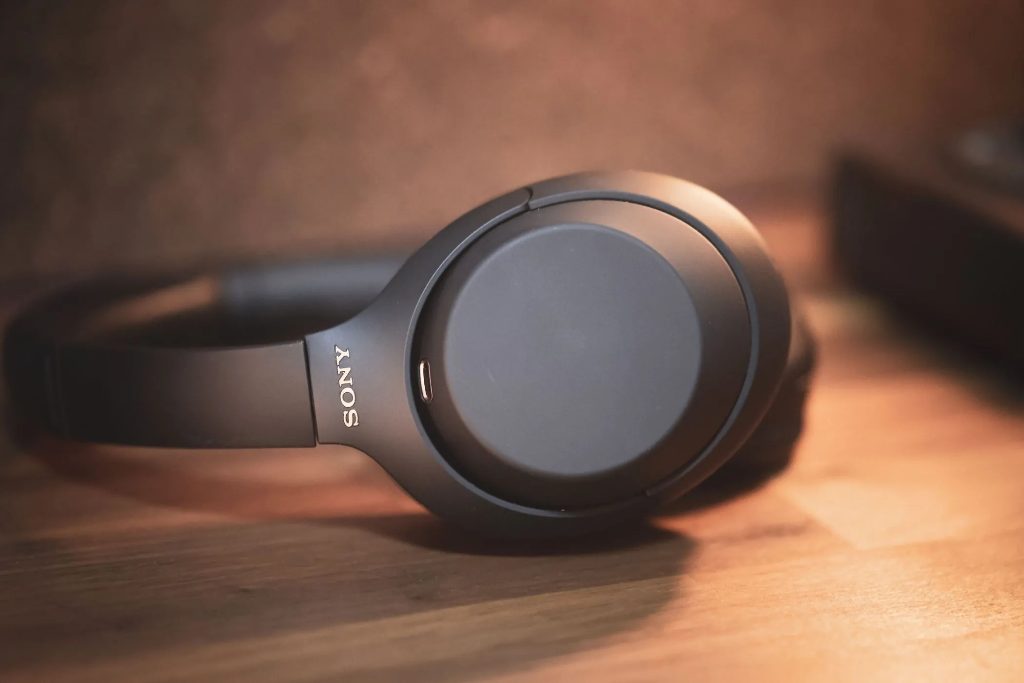 Tai nghe chống ồn không dây Sony WH-1000XM4 màu đen, giúp loại bỏ tạp âm và tạo không gian yên tĩnh khi mất điện
