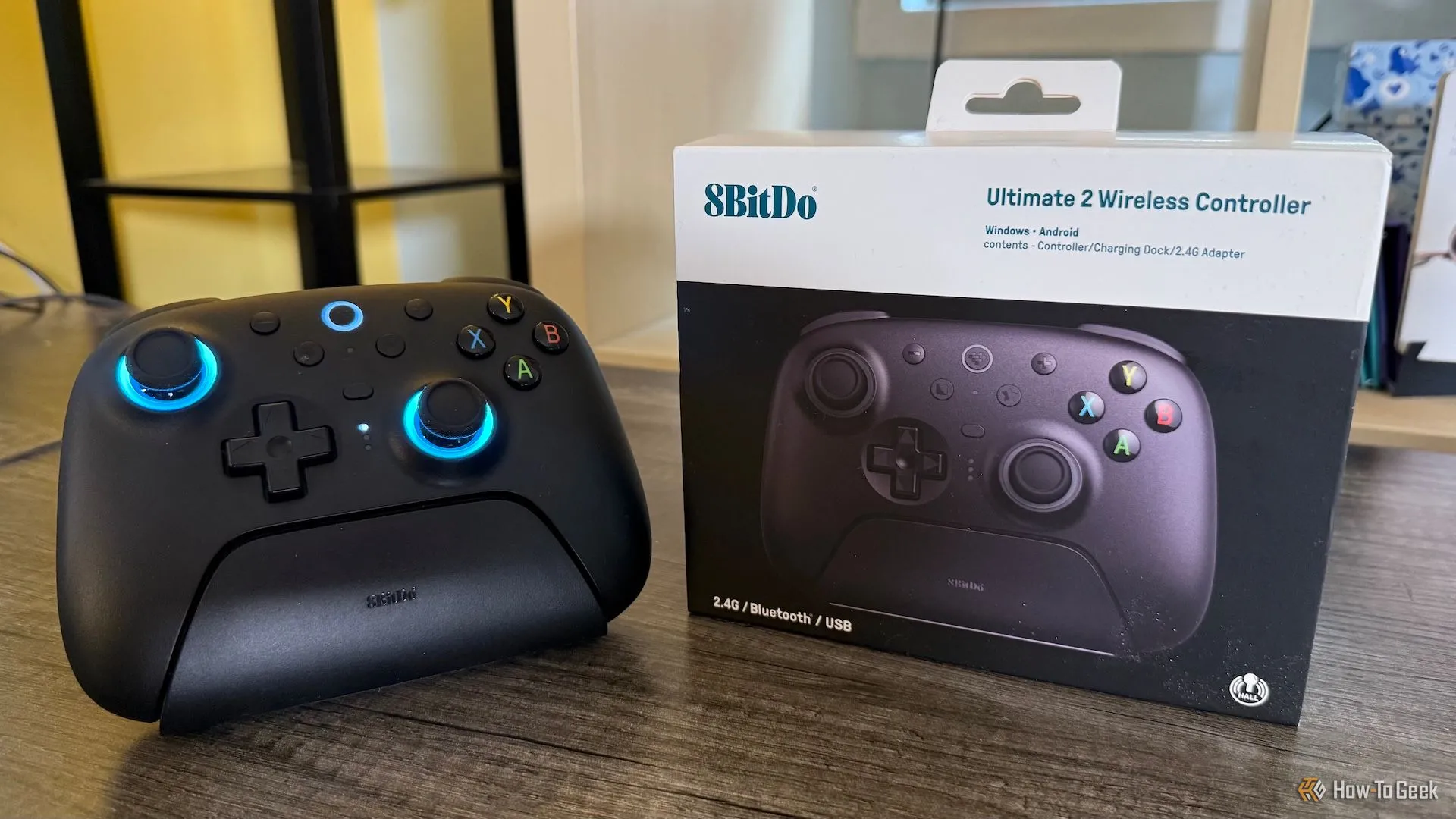 Tay cầm 8BitDo Ultimate 2 Wireless và hộp đựng sản phẩm