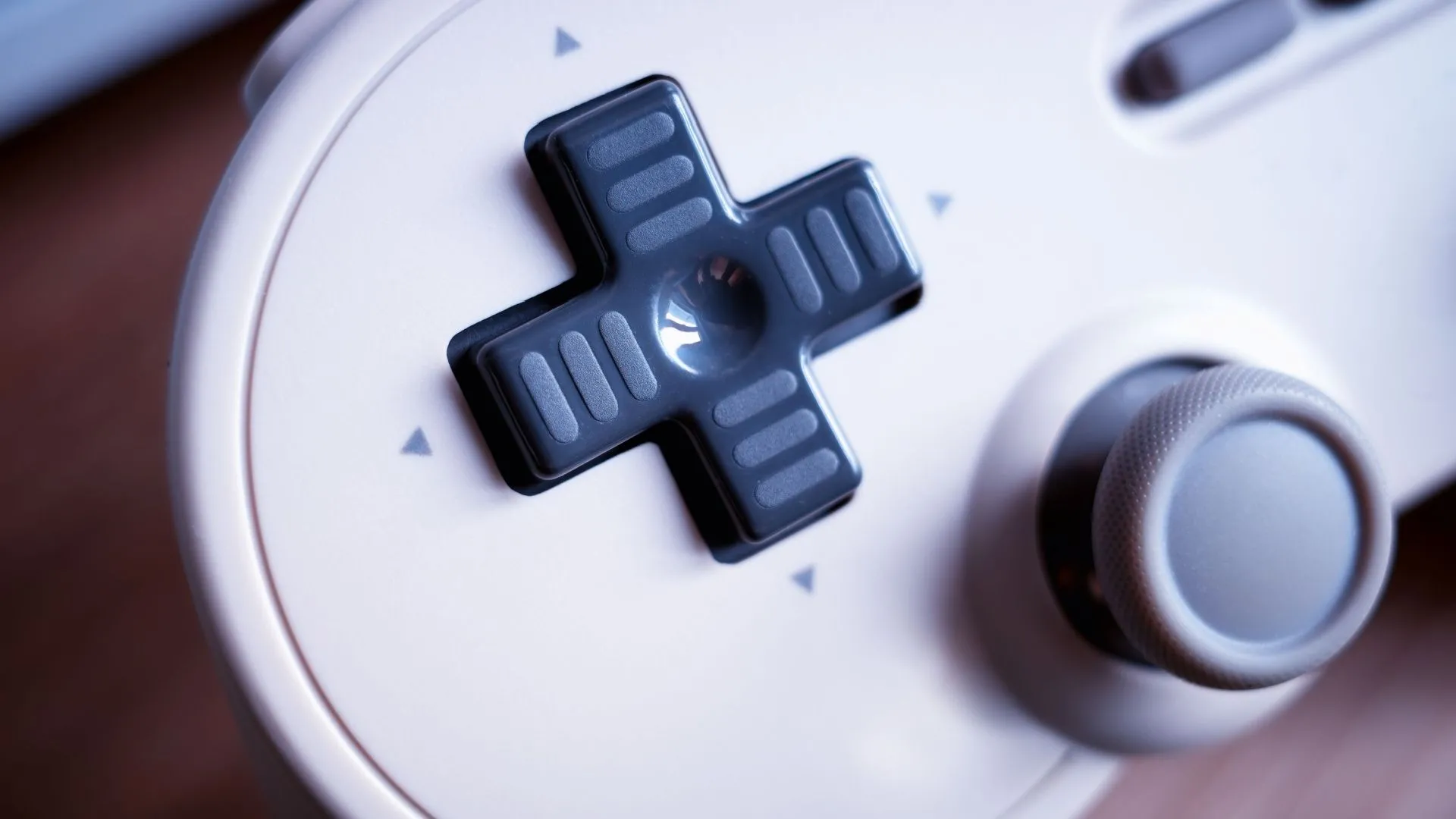Tay cầm chơi game cổ điển với D-Pad, gợi ý về độ chính xác của điều khiển bằng nút bấm