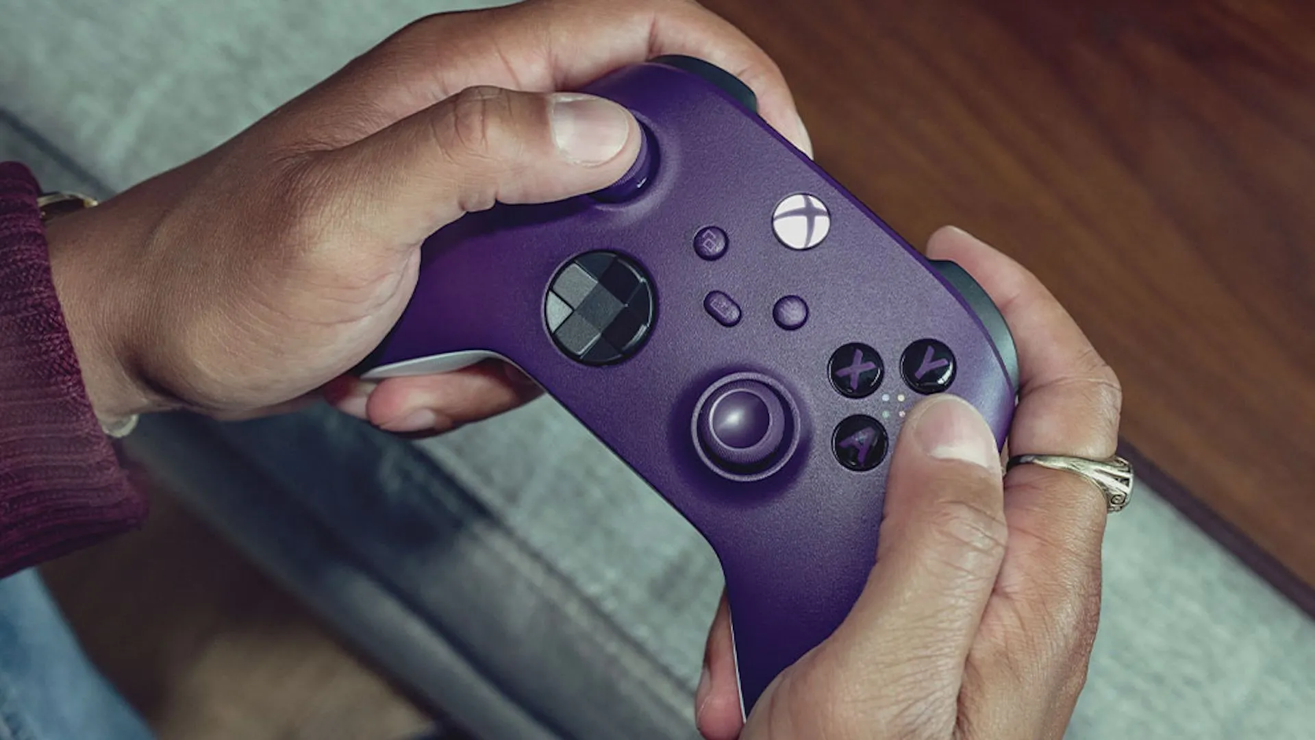 Tay cầm chơi game Xbox không dây màu tím, biểu tượng cho thiết kế giao diện điều khiển game đã ảnh hưởng đến nhiều lĩnh vực.