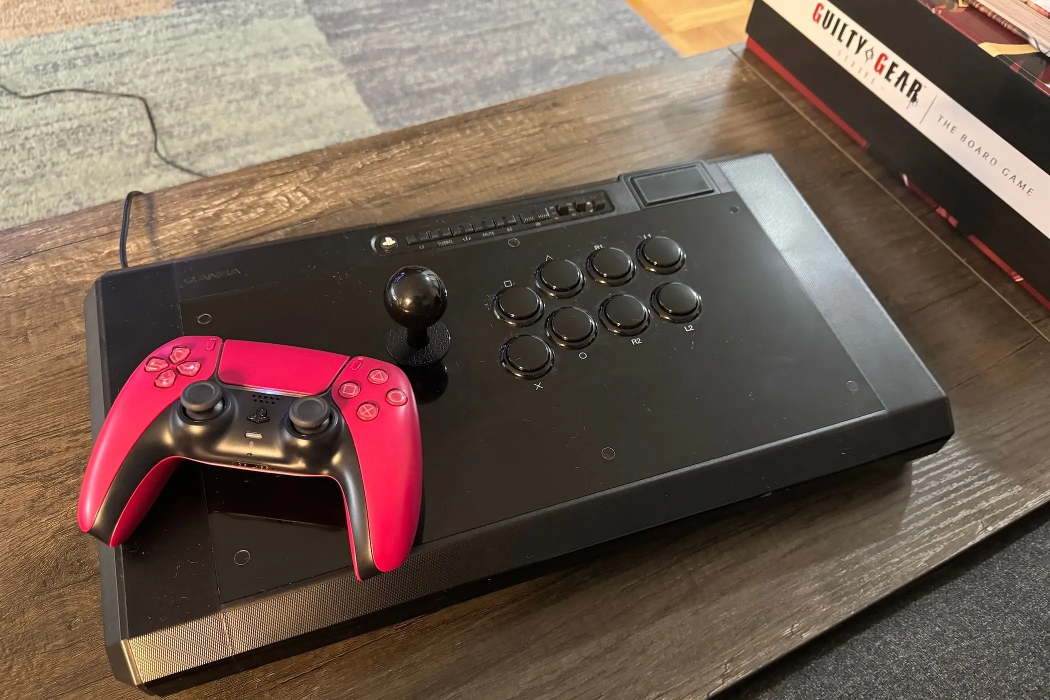 Tay cầm DualSense PS5 đặt trên bảng điều khiển arcade stick