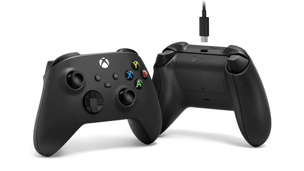 Tay cầm Xbox Wireless Controller đang được sạc qua cáp USB Type-C, cho thấy sự tiện lợi của pin sạc.