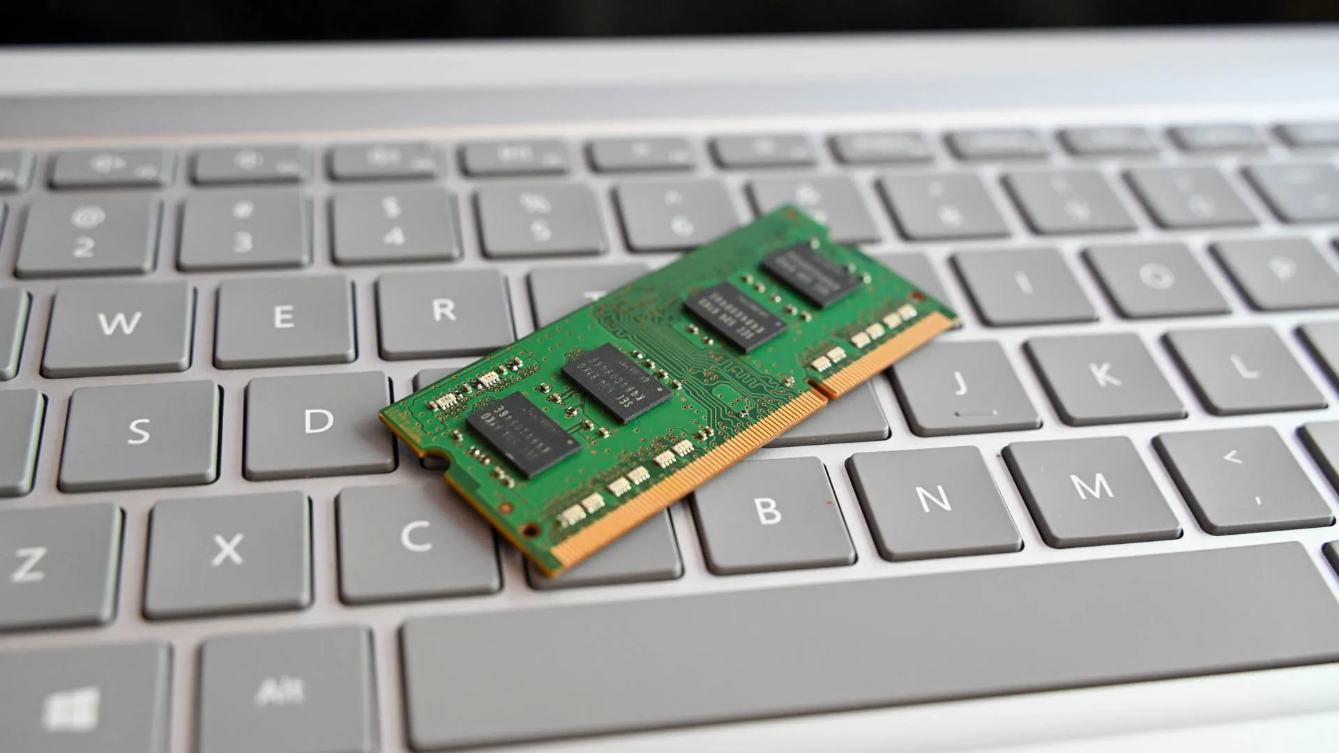 Thanh RAM trên bàn phím laptop