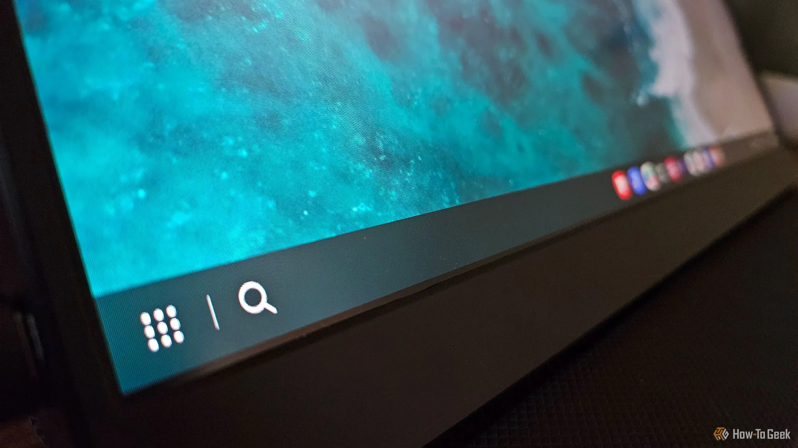 Thanh tác vụ (taskbar) của Samsung DeX trên một màn hình di động, hiển thị các biểu tượng ứng dụng được căn giữa và các tùy chọn hiển thị.