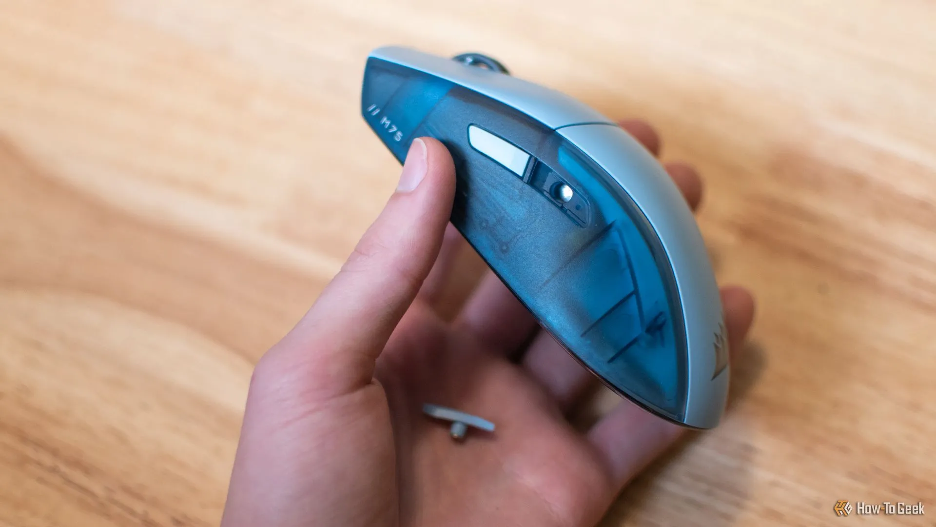 Tháo các nút bên hông có thể hoán đổi trên chuột Corsair M75 Wireless