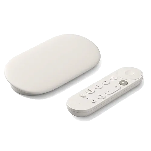 Thiết bị Google TV Streamer 4K màu trắng ngà, góc cạnh hiện đại, với logo Google nổi bật, đặt cạnh remote điều khiển.