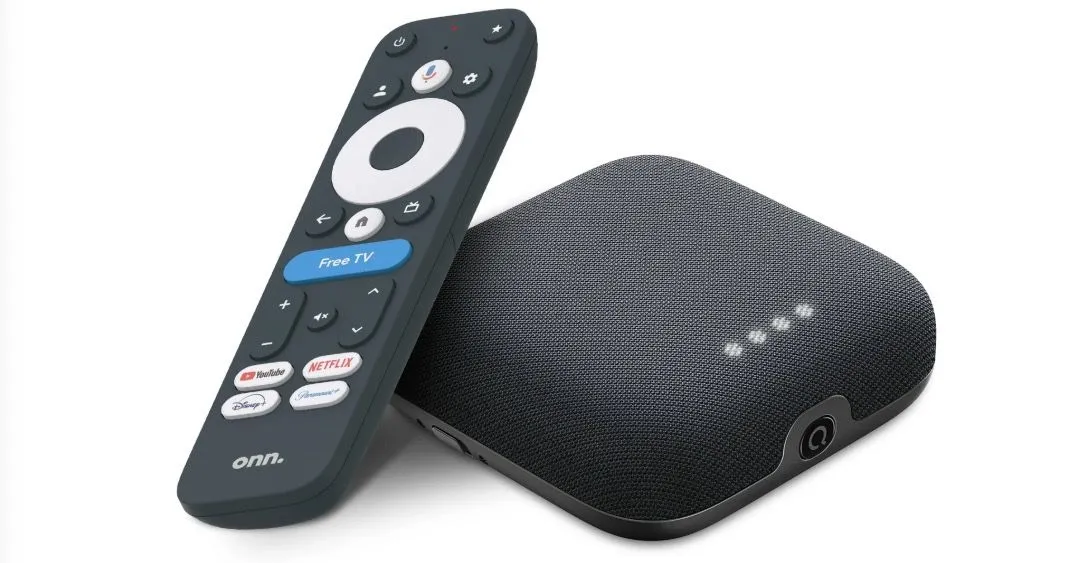 Thiết bị truyền phát Onn 4K Pro của Walmart với điều khiển có nút &quot;Free TV&quot; màu xanh nổi bật.