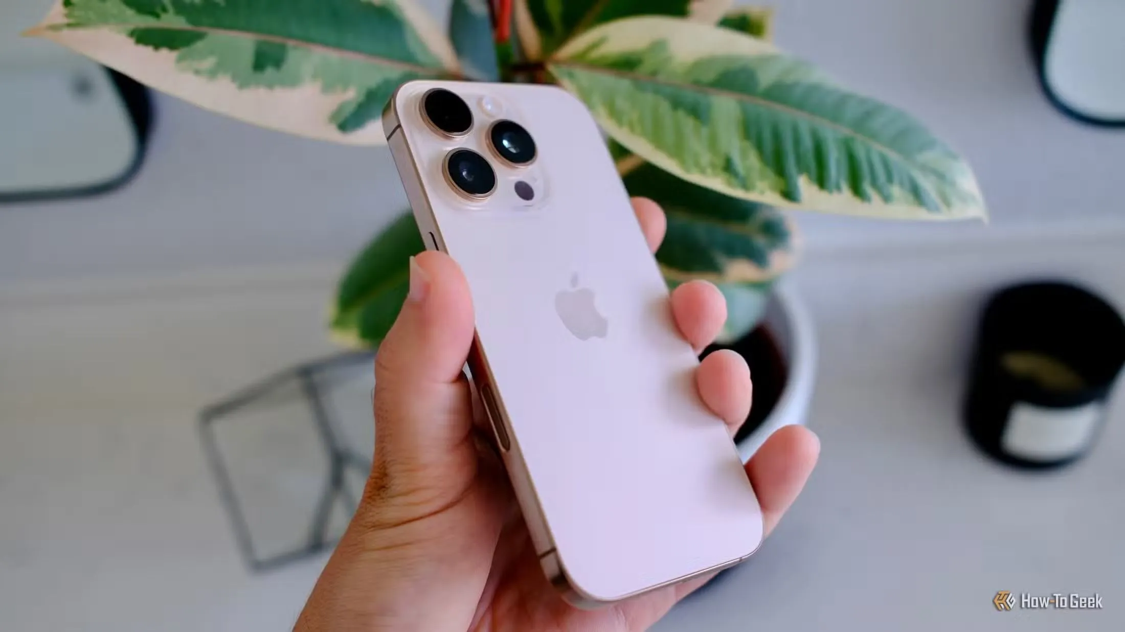 Thiết kế mặt sau của iPhone 16 Pro, gợi mở về tương lai không SIM vật lý với công nghệ eSIM