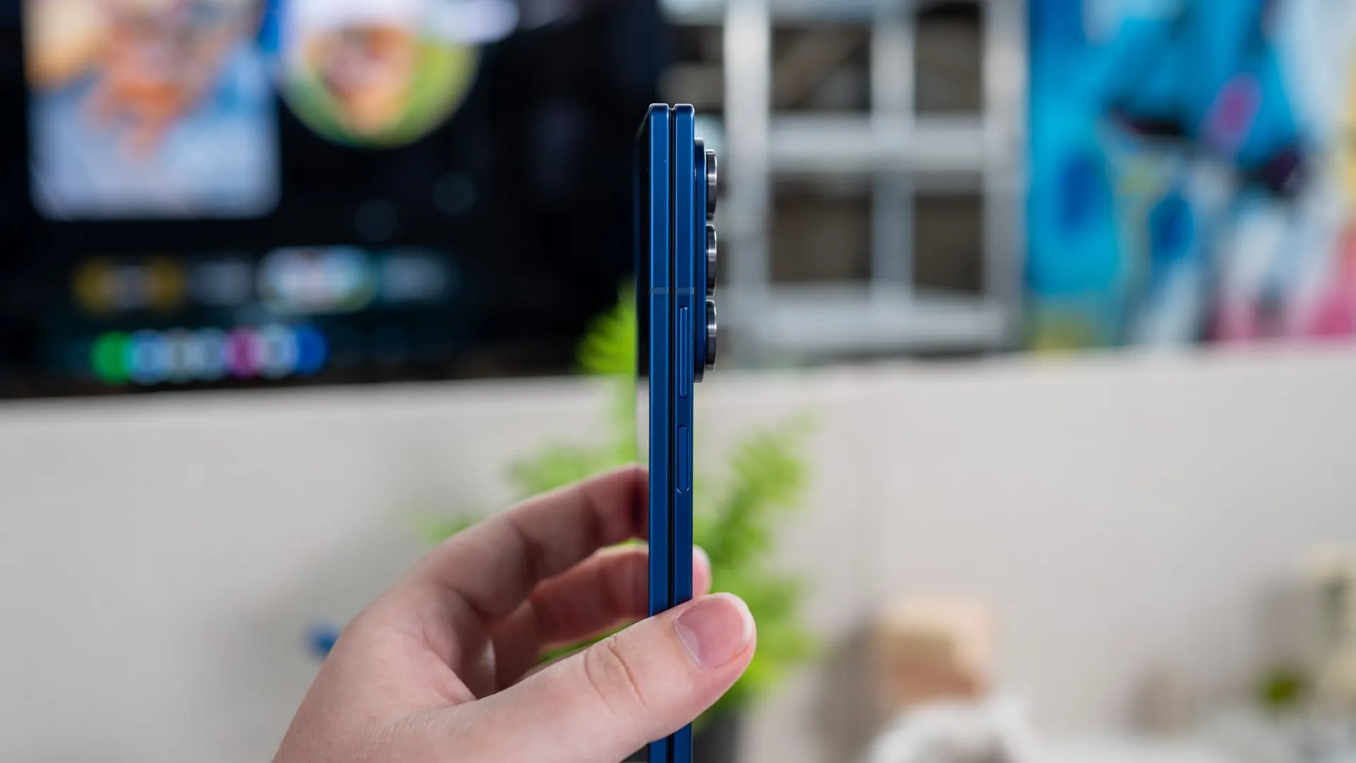 Thiết kế mỏng ấn tượng của Samsung Galaxy Z Fold 7 nhìn từ cạnh bên, thể hiện sự tinh tế trong kỹ thuật.