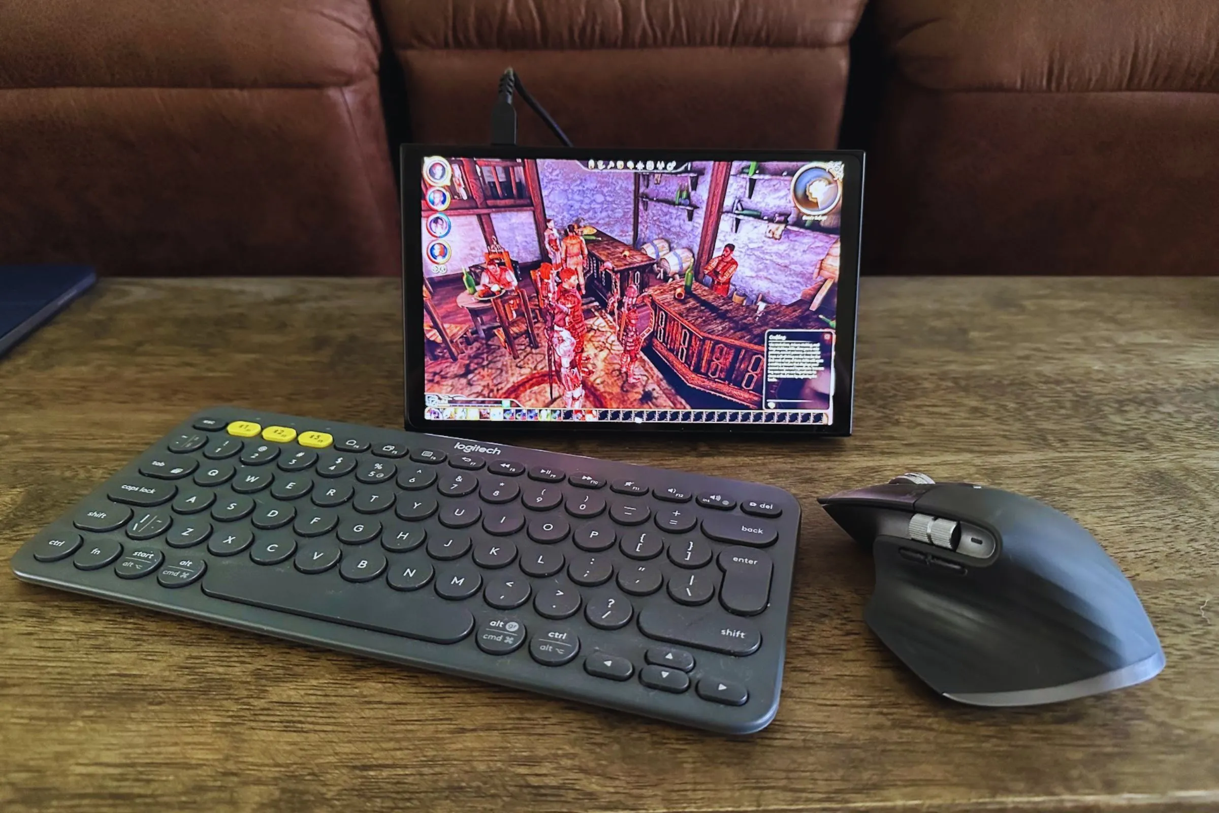 Thiết lập chơi game cầm tay với bàn phím Logitech K380, chuột MX Master 3S và Lenovo Legion Go trên bàn làm việc